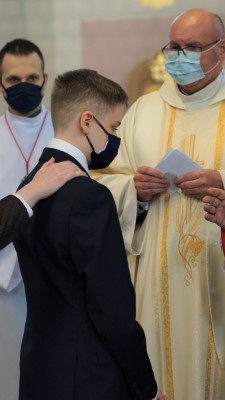 W niedzielę 28.02.2021 r. podczas Mszy Świętej o godz. 12.00 bp Edward Białogłowski udzielił Sakramentu Bierzmowania młodzieży z kl. VIII.  fot. Małgorzata Ryndak