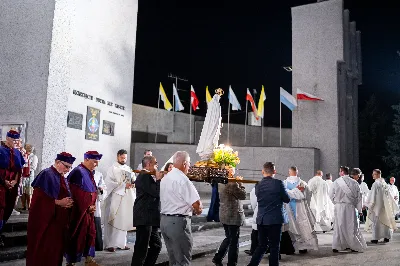 W środę 13 września przeżywaliśmy kolejne w tym roku Nabożeństwo Fatimskie. O godz. 18.40 zostały przedstawione prośby i podziękowania do Matki Bożej Fatimskiej, w intencji których sprawowana była także Msza Święta. Eucharystii przewodniczył i homilię wygłosił ks. Marek Kotwa – wikariusz parafii pw. Św. Michała Archanioła w Rzeszowie. Po Mszy Świętej wyruszyła procesja z figurą Matki Bożej, podczas której modlitwę różańcową prowadzili przedstawiciele parafii pw. Św. Jadwigi Królowej wraz ze swoimi duszpasterzami: ks. Tomaszem Gałuszką oraz ks. Łukaszem Mariuszycem, zaś figurę Matki Bożej nieśli przedstawiciele Bractwa św. Michała Archanioła, Rycerzy Kolumba oraz Związku Strzeleckiego "Strzelec". Modlitwę ubogaciła obecność Orkiestry Dętej pod dyrekcją Tadeusza Cielaka. Nabożeństwo zakończył Apel Jasnogórski. fot. Jola Warchoł