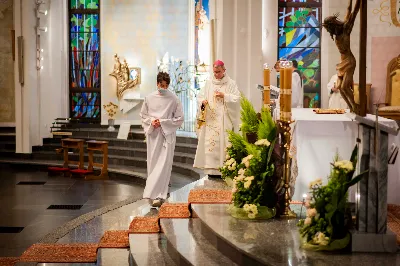 Mszy Świętej w święto Ofiarowania Pańskiego przewodniczył bp Jan Wątroba. W Eucharystii z okazji Dnia Życia Konsekrowanego uczestniczyli przedstawiciele sióstr i braci zakonnych, pustelnic, dziewic i wdów konsekrowanych oraz członków instytutów świeckich. Eucharystię koncelebrował ks. Stanisław Kamiński, wikariusz biskupi ds. zakonnych, a także 8 kapłanów. Homilię wygłosił bp Jan Wątroba. Śpiew podczas Mszy Świętej prowadziła Katedralna Schola Liturgiczna pod kierunkiem ks. Juliana Wybrańca przy akompaniamencie organowym Wiesława Siewierskiego. Fot. Paulina Lęcznar