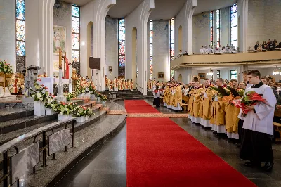 „Na swoje życie i swoje kapłaństwo trzeba popatrzeć w świetle Bożej miłości. Inaczej go nie pojmiemy ani my, ani ci, którzy będą na nas patrzeć” – mówił bp Jan Wątroba podczas Mszy św. z udzieleniem święceń prezbiteratu. 4 czerwca 2022 r. w kościele katedralnym jedenastu diakonów diecezji rzeszowskiej przyjęło sakrament kapłaństwa.
Do grona neoprezbiterów diecezji rzeszowskiej należą: ks. Sebastian Bełz z parafii w Nienadówce, ks. Krzysztof Lampart z parafii w Rudnej Wielkiej, ks. Mateusz Łachmanek z parafii w Lipinkach, ks. Karol Migut z parafii w Jasionce, ks. Marcin Murawski z parafii katedralnej w Rzeszowie, ks. Adrian Pazdan z parafii w Zagorzycach, ks. Tomasz Sienicki z parafii w Bieździedzy, ks. Dominik Świeboda z parafii w Palikówce, ks. Piotr Wąsacz z parafii bł. Władysława Findysza w Rzeszowie, ks. Mateusz Wojtuń z parafii w Święcanach oraz ks. Wiktor Zoła z parafii w Cieklinie.
Mszy św. przewodniczył i święceń udzielił bp Jan Wątroba. Eucharystię koncelebrowało około osiemdziesięciu księży, m.in: przełożeni Wyższego Seminarium Duchownego w Rzeszowie oraz proboszczowie i wikariusze z parafii rodzinnych neoprezbiterów. W Mszy św. uczestniczył abp Edward Nowak, bp Kazimierz Górny i bp Edward Białogłowski.
Zebranych w kościele katedralnym powitał ks. Krzysztof Gołąbek, proboszcz parafii.
W homilii bp Jan Wątroba nawiązał do słów z Ewangelii według św. Jana w których Chrystus tłumaczy co to znaczy być dobrym pasterzem. „Być kapłanem w Kościele Chrystusowym to znaczy mieć udział w Jego pasterskiej misji i stale upodabniać się do Dobrego Pasterza, który zna owce, karmi je, broni i jest gotów oddać życie dla ich dobra” – mówił hierarcha.
Po homilii odbył się obrzędy święceń: przyrzeczenie czci i posłuszeństwa Biskupowi Ordynariuszowi, Litania do Wszystkich Świętych podczas której kandydaci leżeli krzyżem, nałożenie rąk, modlitwa święceń oraz namaszczenie rąk krzyżmem i wręczenie chleba i wina. Podczas Liturgii Eucharystycznej nowo wyświęceni po raz pierwszy wyciągnęli dłonie nad chlebem i winem wypowiadając słowa konsekracji.
Na zakończenie Mszy św. ks. Tomasz Sienicki, podziękował w imieniu nowo wyświęconych wszystkim, którzy przyczynili się do przygotowania ich do kapłaństwa. Słowa wdzięczności, m.in. przełożonym Wyższego Seminarium Duchownego w Rzeszowie i rodzicom neoprezbiterów, wypowiedział bp Jan Wątroba. 
W drodze do zakrystii neoprezbiterzy zatrzymali się przy figurze Matki Bożej Fatimskiej zawierzając swoje kapłaństwo Matce Bożej.
W niedzielę, 5 czerwca, w Uroczystość Zesłania Ducha Świętego, neoprezbiterzy będą sprawować w swoich rodzinnych parafiach uroczyste Msze św. prymicyjne, a w najbliższych tygodniach otrzymają skierowania do parafii.

Fot. ks. Jakub Nagi oraz biala-wrona.pl
