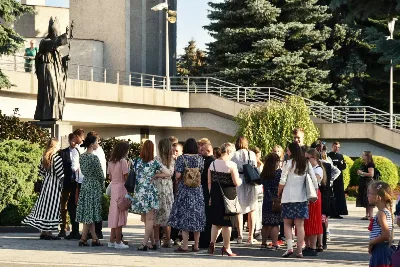 „Młodzieńcze, wstań!” – pod takim hasłem 5 września 2020 r. spotkała się młodzież zrzeszona w katolickich ruchach i stowarzyszeniach na Diecezjalnym Dniu Młodych w naszej Katedrze. W spotkaniu uczestniczyli również harcerze i skauci oraz dorośli z Domowego Kościoła. Dzień Młodych był okazją do podsumowania wakacyjnych rekolekcji i obozów.  Dzień Młodych przebiegał w dwóch etapach. Przed południem członkowie ruchów i stowarzyszeń zebrali się w pięciu różnych miejscach: Katolickie Stowarzyszenie Młodzieży w Domu Rekolekcyjnym bł. Karoliny Kózkówny w Rzeszowie, Ruch Apostolstwa Młodzieży w kościele św. Rocha w Rzeszowie, Ruch Światło-Życie w katedrze, Liturgiczna Służba Ołtarza w kościele parafialnym w Zaczerniu, harcerze i skauci w kościele św. Józefa Sebastiana Pelczara w Rzeszowie.  O godzinie 15.30 członkowie wszystkich stowarzyszeń i ruchów spotkali się na Mszy św. w katedrze rzeszowskiej. Eucharystii, którą koncelebrowało 20 księży, przewodniczył bp Kazimierz Górny. Homilię wygłosił ks. Tomasz Ryczek, diecezjalny duszpasterz młodzieży i diecezjalny asystent KSM.  Na zakończenie Mszy św. bp Kazimierz Górny poświęcił świece, które wręczył nowym parom rejonowym oraz diakoniom Domowego Kościoła.  Tegoroczny Diecezjalny Dzień Młodych odbył się po raz szósty. W minionych latach diecezjalne duszpasterstwo młodzieży przygotowywało szerszą formułę obejmująca dwu albo trzydniowe spotkania. W 2015 i 2016 roku Dni Młodych odbyły się w Cmolasie, a w kolejnych dwóch latach w Parku Papieskim w Rzeszowie. Diecezjalne Dni Młodych są okazją do podsumowania i dziękczynienia za wakacyjne rekolekcje i obozy oraz do wprowadzenia w systematyczną pracę.  fot. ks. Tomasz Nowak