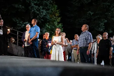 W środę 13 września przeżywaliśmy kolejne w tym roku Nabożeństwo Fatimskie. O godz. 18.40 zostały przedstawione prośby i podziękowania do Matki Bożej Fatimskiej, w intencji których sprawowana była także Msza Święta. Eucharystii przewodniczył i homilię wygłosił ks. Marek Kotwa – wikariusz parafii pw. Św. Michała Archanioła w Rzeszowie. Po Mszy Świętej wyruszyła procesja z figurą Matki Bożej, podczas której modlitwę różańcową prowadzili przedstawiciele parafii pw. Św. Jadwigi Królowej wraz ze swoimi duszpasterzami: ks. Tomaszem Gałuszką oraz ks. Łukaszem Mariuszycem, zaś figurę Matki Bożej nieśli przedstawiciele Bractwa św. Michała Archanioła, Rycerzy Kolumba oraz Związku Strzeleckiego "Strzelec". Modlitwę ubogaciła obecność Orkiestry Dętej pod dyrekcją Tadeusza Cielaka. Nabożeństwo zakończył Apel Jasnogórski. fot. Jola Warchoł