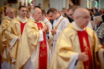 „Na swoje życie i swoje kapłaństwo trzeba popatrzeć w świetle Bożej miłości. Inaczej go nie pojmiemy ani my, ani ci, którzy będą na nas patrzeć” – mówił bp Jan Wątroba podczas Mszy św. z udzieleniem święceń prezbiteratu. 4 czerwca 2022 r. w kościele katedralnym jedenastu diakonów diecezji rzeszowskiej przyjęło sakrament kapłaństwa.
Do grona neoprezbiterów diecezji rzeszowskiej należą: ks. Sebastian Bełz z parafii w Nienadówce, ks. Krzysztof Lampart z parafii w Rudnej Wielkiej, ks. Mateusz Łachmanek z parafii w Lipinkach, ks. Karol Migut z parafii w Jasionce, ks. Marcin Murawski z parafii katedralnej w Rzeszowie, ks. Adrian Pazdan z parafii w Zagorzycach, ks. Tomasz Sienicki z parafii w Bieździedzy, ks. Dominik Świeboda z parafii w Palikówce, ks. Piotr Wąsacz z parafii bł. Władysława Findysza w Rzeszowie, ks. Mateusz Wojtuń z parafii w Święcanach oraz ks. Wiktor Zoła z parafii w Cieklinie.
Mszy św. przewodniczył i święceń udzielił bp Jan Wątroba. Eucharystię koncelebrowało około osiemdziesięciu księży, m.in: przełożeni Wyższego Seminarium Duchownego w Rzeszowie oraz proboszczowie i wikariusze z parafii rodzinnych neoprezbiterów. W Mszy św. uczestniczył abp Edward Nowak, bp Kazimierz Górny i bp Edward Białogłowski.
Zebranych w kościele katedralnym powitał ks. Krzysztof Gołąbek, proboszcz parafii.
W homilii bp Jan Wątroba nawiązał do słów z Ewangelii według św. Jana w których Chrystus tłumaczy co to znaczy być dobrym pasterzem. „Być kapłanem w Kościele Chrystusowym to znaczy mieć udział w Jego pasterskiej misji i stale upodabniać się do Dobrego Pasterza, który zna owce, karmi je, broni i jest gotów oddać życie dla ich dobra” – mówił hierarcha.
Po homilii odbył się obrzędy święceń: przyrzeczenie czci i posłuszeństwa Biskupowi Ordynariuszowi, Litania do Wszystkich Świętych podczas której kandydaci leżeli krzyżem, nałożenie rąk, modlitwa święceń oraz namaszczenie rąk krzyżmem i wręczenie chleba i wina. Podczas Liturgii Eucharystycznej nowo wyświęceni po raz pierwszy wyciągnęli dłonie nad chlebem i winem wypowiadając słowa konsekracji.
Na zakończenie Mszy św. ks. Tomasz Sienicki, podziękował w imieniu nowo wyświęconych wszystkim, którzy przyczynili się do przygotowania ich do kapłaństwa. Słowa wdzięczności, m.in. przełożonym Wyższego Seminarium Duchownego w Rzeszowie i rodzicom neoprezbiterów, wypowiedział bp Jan Wątroba. 
W drodze do zakrystii neoprezbiterzy zatrzymali się przy figurze Matki Bożej Fatimskiej zawierzając swoje kapłaństwo Matce Bożej.
W niedzielę, 5 czerwca, w Uroczystość Zesłania Ducha Świętego, neoprezbiterzy będą sprawować w swoich rodzinnych parafiach uroczyste Msze św. prymicyjne, a w najbliższych tygodniach otrzymają skierowania do parafii.

Fot. ks. Jakub Nagi oraz biala-wrona.pl
