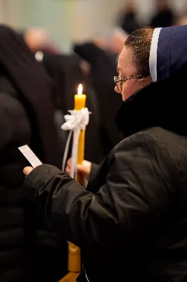 „Nasza wdzięczność jest szczególna wobec osób konsekrowanych za ich czytelne świadectwo wiary i za to, że żyjąc wiarą na co dzień ukazują chrystusowy styl życia” – mówił biskup Jan Wątroba podczas Mszy św. w katedrze rzeszowskiej w święto Ofiarowania Pańskiego. W Eucharystii, z okazji swojego święta patronalnego, uczestniczyły osoby konsekrowane posługujące w diecezji rzeszowskiej.
Mszy św. w katedrze rzeszowskiej przewodniczył bp Jan Wątroba, który modlił się w intencji osób konsekrowanych, przeżywających w święto Ofiarowania Pańskiego (02.02.) swoje święto patronalne. Eucharystię koncelebrował ks. Stanisław Kamiński, wikariusz biskupi ds. zakonnych, a także 9 kapłanów.
Na początku Mszy św. ks. Stanisław Kamiński powitał zebranych i wprowadził w przeżywaną liturgię. Następnie odbył się obrzęd błogosławieństwa świec i procesja z dolnego kościoła do głównej części katedry rzeszowskiej
Homilię wygłosił bp Jan Wątroba, który w pierwszej części, odnosząc się do przeżywanego święta, nawiązał do postawy Matki Najświętszej i św. Józefa. „Maryja uczy nas, że wierność Bogu oznacza wypełnianie prawa Bożego. Ona wypełniła wszystko bez wyjątku. Choć sama nie potrzebowała oczyszczenia, pozostała jednak posłuszna prawu. Skromna, prosta, uboga kobieta, poddana Bogu. W postawie Maryi i Józefa można dostrzec piękną lekcję dla rodziców i wychowawców. Rodzice powinni przedstawiać, czyli zawierzać swoje dzieci Panu Bogu. To jest gest wdzięczności wobec Stwórcy, a także znak wielkiej pokory wobec niełatwej misji rodzicielskiej i wychowawczej. Pełny rozwój człowieka dokonuje się dzięki Bożej łasce, a rodzice powinni się czuć narzędziem Bożej łaski, dlatego powinni często błogosławić swoje dzieci, modlić się za nie i z nimi oraz wciąż na nowo zawierzać je Panu Bogu” – mówił bp Wątroba.
Biskup Rzeszowski odnosząc się do obchodzonego Dnia życia konsekrowanego powiedział: „Trzy elementy wspólnoty: słowo, wierność i otwarcie na Ducha Świętego stanowią istotę życia każdej osoby konsekrowanej. Rozważać słowo Boże, trwać wiernie na modlitwie i być otwartym na to, co Duch Święty chce nam powiedzieć, to wypełnić powołanie do życia konsekrowanego, a jednocześnie wyznać wiarę w Kościół Chrystusowy. Nasza wdzięczność jest szczególna wobec osób konsekrowanych za ich czytelne świadectwo wiary i za to, że żyjąc wiarą na co dzień ukazują chrystusowy styl życia. Towarzyszą nam przez swoją pełną zatroskania miłosierną obecność, ale także przez milczącą obecność przepełnioną modlitwą w intencjach Kościoła, świata, a także poszczególnych osób i wspólnot”.
Po homilii osoby konsekrowane zgromadzone w katedrze odnowiły swoje przyrzeczenia.
Na zakończenie liturgii s. Agata Jakieła CSFN, referentka diecezjalna ds. życia konsekrowanego, podziękowała bp. Janowi Wątrobie za przewodniczenie liturgii i modlitwę w intencji osób życia konsekrowanego.
W Eucharystii w rzeszowskiej katedrze uczestniczyło prawie 100 osób życia konsekrowanego, a pośród nich ojcowie i bracia zakonni, siostry zakonne, wdowy i dziewice konsekrowane oraz członkowie instytutów świeckich. Śpiewy podczas liturgii wykonała Katedralna Schola Liturgiczna pod dyrekcją ks. Juliana Wybrańca, a przy organach zasiadł katedralny organista – Wiesław Siewierski. 

fot. Jola Warchoł