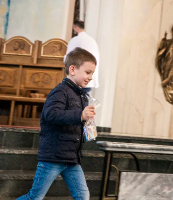 W V Niedzielę Wielkiego Postu, podczas Mszy Świętej o godz. 12:00, ks. Krzysztof Gołąbek – proboszcz naszej Katedry, przyjął do grona Liturgicznej Służby Ołtarza siedmiu nowych ministrantów. Po odpowiednim przygotowaniu, pod czujnym okiem ks. Pawła Wójcika oraz animatorów Adama i Miłosza, chłopcy otrzymali stopień ministranta choralisty – po raz pierwszy założyli kołnierzyki i otrzymali legitymacje ministranckie. To wyjątkowy moment i ogromna radość dla naszej wspólnoty! Podczas Mszy Świętej zaśpiewała Dziewczęca Schola Katedralna. Serdecznie gratulujemy chłopcom odwagi oraz życzymy wytrwałości w tej pięknej służbie przy Ołtarzu Pana Jezusa. Jeśli chcesz dołączyć do grona ministrantów – serdecznie zapraszamy! Zainteresowanych prosimy o kontakt z ks. Pawłem Wójcikiem.
fot. Antoni Ważny