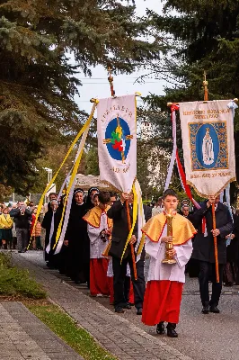 O świcie w Niedzielę Zmartwychwstania została odprawiona uroczysta Mszy św. w rzeszowskiej katedrze. Eucharystię poprzedziła procesja rezurekcyjna z Najświętszym Sakramentem. W oprawie muzycznej celebracji wziął udział katedralny chór chłopięco-męski Pueri Cantores Resovienses oraz katedralna orkiestra dęta.
Dnia 31 marca 2024 r. o godz. 6 w rzeszowskiej katedrze na rozpoczęcie procesji rezurekcyjnej rozbrzmiało zawołanie: „Chrystus zmartwychwstał, prawdziwie zmartwychwstał”. Wyrazem radości paschalnej była procesja z Najświętszym Sakramentem dokoła katedry z udziałem licznie zgromadzonych wiernych, straży grobowej i orkiestry dętej.
Po zakończonej procesji, została odprawiona uroczysta Eucharystia pod przewodnictwem ks. Krzysztofa Gołąbka, prepozyta rzeszowskiej kapituły katedralnej i proboszcza miejscowej wspólnoty parafialnej. Homilię wygłosił ks. Michał Rurak, penitencjarz kapituły, który zachęcał do zgłębiania tajemnicy zmartwychwstania.

„Zmartwychwstania jest czymś jedynym i wyjątkowym w swoim rodzaju. Łatwo napisać i powiedzieć czym zmartwychwstanie nie jest. Ale napisać i powiedzieć czym zmartwychwstanie jest, to zadanie na całe życie, i to nie tylko dla teologa czy księdza. To zadanie dla każdego z nas. Najważniejsze zadanie w życiu, bo ono zdecyduje co z nami będzie” – mówił kaznodzieja.
Ks. Rurak ukazał konsekwencje zmartwychwstania Chrystusa dla każdego wierzącego w kontekście całej historii Boga i człowieka. Mówił: „Zmartwychwstanie nie dotyczy tylko przyszłości, czasu po śmierci. Ono ma także znaczenie dla naszej doczesności. Bo skoro życie ma prowadzić do Zmartwychwstania, to znaczy, że ma wartość samo w sobie, że trzeba je szanować i jak najlepiej przeżyć.”
Na zakończenie Eucharystii transmitowanej przez katolickie Radio „VIA”, katedralny chór chłopięco-męski Pueri Cantores Resovienses pod dyrekcją Aleksandry Fiołek-Matuszewskiej wykonał uroczyste „Alleluja” z oratorium G.F. Haendla. Po zakończonej Mszy św. rezurekcyjnej katedralna orkiestra dęta pod batutą Tadeusza Cielaka odegrała radosne utwory wielkanocne. fot. Joanna Prasoł