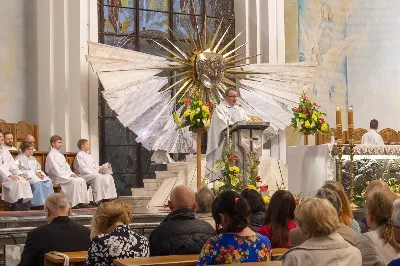 W poniedziałek 13 czerwca miało miejsce kolejne w tym roku uroczyste Nabożeństwo Fatimskie. O godz. 18.40 zostały przedstawione prośby i podziękowania do Matki Bożej Fatimskiej, w intencji których sprawowana była także Msza Święta o godz. 19.00. Eucharystii przewodniczył i homilię wygłosił ks. Tadeusz Pindara. Po Mszy Świętej ks. Tomasz Bać wraz z parafianami parafii Bożego Miłosierdzia przewodniczyli modlitwie różańcowej przy figurze Matki Bożej Fatimskiej. Nabożeństwo zakończył Apel Jasnogórski. Dziękujemy parafii pw. Matki Bożej Częstochowskiej w Rzeszowie (Drabinianka) za przygotowanie liturgii oraz parafii pw. Miłosierdzia Bożego (Biała) za prowadzenie modlitwy różańcowej. fot. Joanna Prasoł