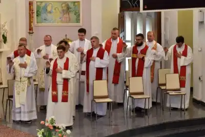 Wrześniowe nabożeństwo fatimskie, będące odpowiedzią na wezwanie Maryi do modlitwy i pokuty, odbyło się w ubiegły wtorek, 13 dnia miesiąca. Tym razem w Katedrze Rzeszowskiej zostało przygotowane przez parafie św. Michała Archanioła oraz św. Jadwigi Królowej.
Nabożeństwo rozpoczęło się odczytaniem próśb i podziękowań do Matki Bożej Fatimskiej, w intencji których następnie sprawowana była Msza Święta. Uroczystej, koncelebrowanej liturgii przewodniczył ks. Tomasz Gałuszka – wikariusz parafii św. Jadwigi.
Słowo Boże wygłosił ks. Grzegorz Kot – Diecezjalny Duszpasterz Trzeźwości i Osób Uzależnionych. Nawiązał do liturgii słowa z dnia, podkreślając trafne powiązanie z Tajemnicą Fatimską. „Niejedna matka dzisiaj płacze, jak owa kobieta z Nain, nad śmiercią swojego dziecka. Niejedna matka płacze, patrząc na pogubienie swojego dziecka – że życie mu nie wychodzi, że się poplątało, że nie chodzi do kościoła, nie modli się. Ową matką jest również Kościół, który płacze, kiedy się gubimy, kiedy w naszym sercu zaczyna kiełkować grzech i zaczynamy odchodzić. Trzeba nam stanąć w prawdzie i uderzyć się we własne piersi – i po to tu jesteśmy, aby modlitwą różańcową złożyć zadośćuczynienie za grzechy swoje i całego świata”.
„To nabożeństwo winno nas wprowadzać w osobistą retrospekcję, rachunek sumienia – czy oby jestem bratem dla brata? Bo może w moje serce wkradło się porównywanie, osądzanie, obmowa wobec tych, którzy się pogubili na drogach swojego życia” – mówił dalej ks. Grzegorz.
Kaznodzieja zachęcał do odpowiedzi na wołanie Matki Bożej w Fatimie i porzucenie obaw, strachu i niepewności. „Może nam się wydawać, gdyby Bóg na naszych oczach dotknął trumny, kogoś wskrzesił, byłoby nam łatwiej wierzyć. Nic bardziej mylnego. Wystarczy zerknąć na Łazarza i bogacza, wołającego: Ojcze Abrahamie, poślij kogoś z umarłych do żyjących, a na pewno uwierzą. Poślij kogoś. Bóg posyła Matkę do dzieci w Fatimie, a idąc dalej – posyła dzieci. O co prosi Matka Boża w Fatimie? O pokutę i różaniec. Trzecia Tajemnica Fatimska może przerażać, ale tych, co wierzą, nie powinna. Jeżeli w Twoim sercu jest wiara, nie stanie ci się krzywda”.
Po zakończonej liturgii Mszy Świętej wierni polecali swoje intencje w modlitwie różańcowej przy figurze Matki Bożej Fatimskiej. Modlitwę prowadzili ks. Rafał Kłos (wikariusz parafii św. Michała Archanioła) oraz diakoni. Ze względu na trwający remont schodów zrezygnowano z procesji. Nabożeństwo zakończono odśpiewaniem Apelu Jasnogórskiego o godz. 21.00. Następnie jeszcze przez godziną trwała indywidualna adoracja Najświętszego Sakramentu.
Posługę muzyczną podjął chór Michael z parafii św. Michała Archanioła w Rzeszowie oraz orkiestra dęta prowadzona przez p. Tadeusza Cielaka. Obecne były także poczty sztandarowe, przedstawiciele Rycerzy Kolumba i Bractwa św. Michała Archanioła.
Ostatnie w tym roku nabożeństwo fatimskie odbędzie się 13 października. W Katedrze Rzeszowskiej będzie prowadzone przez Wyższe Seminarium Duchowne w Rzeszowie.

fot. Joanna Prasoł 