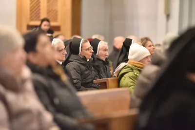 Mszy św. w Środę Popielcową na rozpoczęcie Wielkiego Postu w katedrze rzeszowskiej przewodniczył bp Jan Wątroba. Eucharystię koncelebrowali: ks. Łukasz Cyrnek, ks. Krzysztof Golas, ks. Krzysztof Gołąbek, ks. Sławomir Jeziorski, ks. Dominik Kiełb, ks. Jakub Nagi i ks. Nikodem Rybczyk.
Homilię wygłosił ks. Julian Wybraniec, wikariusz parafii katedralnej. Kaznodzieja w rozważaniu mówił o symbolice popiołu, którym w Środę Popielcową posypuje się głowy uczestników liturgii.
Po homilii odbył się obrzęd wybrania i wpisania imion do księgi katechumenów dwóch kobiet, które, jako dorosłe, przygotowują się do przyjęcia sakramentów inicjacji chrześcijańskiej.
Następnie odbył się obrzęd posypania popiołem.
Podczas Mszy św. posługę muzyczną pełniła Katedralna Schola Liturgiczna. Eucharystia była transmitowana przez Katolickie Radio VIA.
fot. ks. Jakub Oczkowicz