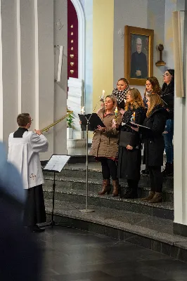 „Nasza wdzięczność jest szczególna wobec osób konsekrowanych za ich czytelne świadectwo wiary i za to, że żyjąc wiarą na co dzień ukazują chrystusowy styl życia” – mówił biskup Jan Wątroba podczas Mszy św. w katedrze rzeszowskiej w święto Ofiarowania Pańskiego. W Eucharystii, z okazji swojego święta patronalnego, uczestniczyły osoby konsekrowane posługujące w diecezji rzeszowskiej.
Mszy św. w katedrze rzeszowskiej przewodniczył bp Jan Wątroba, który modlił się w intencji osób konsekrowanych, przeżywających w święto Ofiarowania Pańskiego (02.02.) swoje święto patronalne. Eucharystię koncelebrował ks. Stanisław Kamiński, wikariusz biskupi ds. zakonnych, a także 9 kapłanów.
Na początku Mszy św. ks. Stanisław Kamiński powitał zebranych i wprowadził w przeżywaną liturgię. Następnie odbył się obrzęd błogosławieństwa świec i procesja z dolnego kościoła do głównej części katedry rzeszowskiej
Homilię wygłosił bp Jan Wątroba, który w pierwszej części, odnosząc się do przeżywanego święta, nawiązał do postawy Matki Najświętszej i św. Józefa. „Maryja uczy nas, że wierność Bogu oznacza wypełnianie prawa Bożego. Ona wypełniła wszystko bez wyjątku. Choć sama nie potrzebowała oczyszczenia, pozostała jednak posłuszna prawu. Skromna, prosta, uboga kobieta, poddana Bogu. W postawie Maryi i Józefa można dostrzec piękną lekcję dla rodziców i wychowawców. Rodzice powinni przedstawiać, czyli zawierzać swoje dzieci Panu Bogu. To jest gest wdzięczności wobec Stwórcy, a także znak wielkiej pokory wobec niełatwej misji rodzicielskiej i wychowawczej. Pełny rozwój człowieka dokonuje się dzięki Bożej łasce, a rodzice powinni się czuć narzędziem Bożej łaski, dlatego powinni często błogosławić swoje dzieci, modlić się za nie i z nimi oraz wciąż na nowo zawierzać je Panu Bogu” – mówił bp Wątroba.
Biskup Rzeszowski odnosząc się do obchodzonego Dnia życia konsekrowanego powiedział: „Trzy elementy wspólnoty: słowo, wierność i otwarcie na Ducha Świętego stanowią istotę życia każdej osoby konsekrowanej. Rozważać słowo Boże, trwać wiernie na modlitwie i być otwartym na to, co Duch Święty chce nam powiedzieć, to wypełnić powołanie do życia konsekrowanego, a jednocześnie wyznać wiarę w Kościół Chrystusowy. Nasza wdzięczność jest szczególna wobec osób konsekrowanych za ich czytelne świadectwo wiary i za to, że żyjąc wiarą na co dzień ukazują chrystusowy styl życia. Towarzyszą nam przez swoją pełną zatroskania miłosierną obecność, ale także przez milczącą obecność przepełnioną modlitwą w intencjach Kościoła, świata, a także poszczególnych osób i wspólnot”.
Po homilii osoby konsekrowane zgromadzone w katedrze odnowiły swoje przyrzeczenia.
Na zakończenie liturgii s. Agata Jakieła CSFN, referentka diecezjalna ds. życia konsekrowanego, podziękowała bp. Janowi Wątrobie za przewodniczenie liturgii i modlitwę w intencji osób życia konsekrowanego.
W Eucharystii w rzeszowskiej katedrze uczestniczyło prawie 100 osób życia konsekrowanego, a pośród nich ojcowie i bracia zakonni, siostry zakonne, wdowy i dziewice konsekrowane oraz członkowie instytutów świeckich. Śpiewy podczas liturgii wykonała Katedralna Schola Liturgiczna pod dyrekcją ks. Juliana Wybrańca, a przy organach zasiadł katedralny organista – Wiesław Siewierski. 

fot. Jola Warchoł