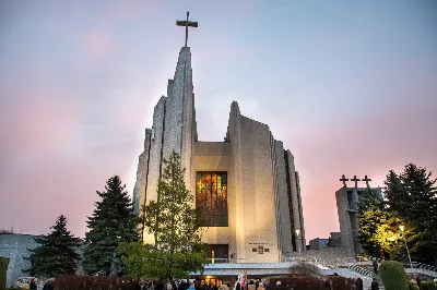 O świcie w Niedzielę Zmartwychwstania została odprawiona uroczysta Mszy św. w rzeszowskiej katedrze. Eucharystię poprzedziła procesja rezurekcyjna z Najświętszym Sakramentem. W oprawie muzycznej celebracji wziął udział katedralny chór chłopięco-męski Pueri Cantores Resovienses oraz katedralna orkiestra dęta.
Dnia 31 marca 2024 r. o godz. 6 w rzeszowskiej katedrze na rozpoczęcie procesji rezurekcyjnej rozbrzmiało zawołanie: „Chrystus zmartwychwstał, prawdziwie zmartwychwstał”. Wyrazem radości paschalnej była procesja z Najświętszym Sakramentem dokoła katedry z udziałem licznie zgromadzonych wiernych, straży grobowej i orkiestry dętej.
Po zakończonej procesji, została odprawiona uroczysta Eucharystia pod przewodnictwem ks. Krzysztofa Gołąbka, prepozyta rzeszowskiej kapituły katedralnej i proboszcza miejscowej wspólnoty parafialnej. Homilię wygłosił ks. Michał Rurak, penitencjarz kapituły, który zachęcał do zgłębiania tajemnicy zmartwychwstania.

„Zmartwychwstania jest czymś jedynym i wyjątkowym w swoim rodzaju. Łatwo napisać i powiedzieć czym zmartwychwstanie nie jest. Ale napisać i powiedzieć czym zmartwychwstanie jest, to zadanie na całe życie, i to nie tylko dla teologa czy księdza. To zadanie dla każdego z nas. Najważniejsze zadanie w życiu, bo ono zdecyduje co z nami będzie” – mówił kaznodzieja.
Ks. Rurak ukazał konsekwencje zmartwychwstania Chrystusa dla każdego wierzącego w kontekście całej historii Boga i człowieka. Mówił: „Zmartwychwstanie nie dotyczy tylko przyszłości, czasu po śmierci. Ono ma także znaczenie dla naszej doczesności. Bo skoro życie ma prowadzić do Zmartwychwstania, to znaczy, że ma wartość samo w sobie, że trzeba je szanować i jak najlepiej przeżyć.”
Na zakończenie Eucharystii transmitowanej przez katolickie Radio „VIA”, katedralny chór chłopięco-męski Pueri Cantores Resovienses pod dyrekcją Aleksandry Fiołek-Matuszewskiej wykonał uroczyste „Alleluja” z oratorium G.F. Haendla. Po zakończonej Mszy św. rezurekcyjnej katedralna orkiestra dęta pod batutą Tadeusza Cielaka odegrała radosne utwory wielkanocne. fot. Joanna Prasoł