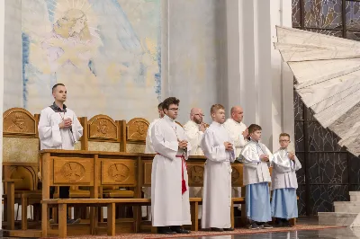 Wrześniowe nabożeństwo fatimskie, będące odpowiedzią na wezwanie Maryi do modlitwy i pokuty, odbyło się w ubiegły wtorek, 13 dnia miesiąca. Tym razem w Katedrze Rzeszowskiej zostało przygotowane przez parafie św. Michała Archanioła oraz św. Jadwigi Królowej.
Nabożeństwo rozpoczęło się odczytaniem próśb i podziękowań do Matki Bożej Fatimskiej, w intencji których następnie sprawowana była Msza Święta. Uroczystej, koncelebrowanej liturgii przewodniczył ks. Tomasz Gałuszka – wikariusz parafii św. Jadwigi.
Słowo Boże wygłosił ks. Grzegorz Kot – Diecezjalny Duszpasterz Trzeźwości i Osób Uzależnionych. Nawiązał do liturgii słowa z dnia, podkreślając trafne powiązanie z Tajemnicą Fatimską. „Niejedna matka dzisiaj płacze, jak owa kobieta z Nain, nad śmiercią swojego dziecka. Niejedna matka płacze, patrząc na pogubienie swojego dziecka – że życie mu nie wychodzi, że się poplątało, że nie chodzi do kościoła, nie modli się. Ową matką jest również Kościół, który płacze, kiedy się gubimy, kiedy w naszym sercu zaczyna kiełkować grzech i zaczynamy odchodzić. Trzeba nam stanąć w prawdzie i uderzyć się we własne piersi – i po to tu jesteśmy, aby modlitwą różańcową złożyć zadośćuczynienie za grzechy swoje i całego świata”.
„To nabożeństwo winno nas wprowadzać w osobistą retrospekcję, rachunek sumienia – czy oby jestem bratem dla brata? Bo może w moje serce wkradło się porównywanie, osądzanie, obmowa wobec tych, którzy się pogubili na drogach swojego życia” – mówił dalej ks. Grzegorz.
Kaznodzieja zachęcał do odpowiedzi na wołanie Matki Bożej w Fatimie i porzucenie obaw, strachu i niepewności. „Może nam się wydawać, gdyby Bóg na naszych oczach dotknął trumny, kogoś wskrzesił, byłoby nam łatwiej wierzyć. Nic bardziej mylnego. Wystarczy zerknąć na Łazarza i bogacza, wołającego: Ojcze Abrahamie, poślij kogoś z umarłych do żyjących, a na pewno uwierzą. Poślij kogoś. Bóg posyła Matkę do dzieci w Fatimie, a idąc dalej – posyła dzieci. O co prosi Matka Boża w Fatimie? O pokutę i różaniec. Trzecia Tajemnica Fatimska może przerażać, ale tych, co wierzą, nie powinna. Jeżeli w Twoim sercu jest wiara, nie stanie ci się krzywda”.
Po zakończonej liturgii Mszy Świętej wierni polecali swoje intencje w modlitwie różańcowej przy figurze Matki Bożej Fatimskiej. Modlitwę prowadzili ks. Rafał Kłos (wikariusz parafii św. Michała Archanioła) oraz diakoni. Ze względu na trwający remont schodów zrezygnowano z procesji. Nabożeństwo zakończono odśpiewaniem Apelu Jasnogórskiego o godz. 21.00. Następnie jeszcze przez godziną trwała indywidualna adoracja Najświętszego Sakramentu.
Posługę muzyczną podjął chór Michael z parafii św. Michała Archanioła w Rzeszowie oraz orkiestra dęta prowadzona przez p. Tadeusza Cielaka. Obecne były także poczty sztandarowe, przedstawiciele Rycerzy Kolumba i Bractwa św. Michała Archanioła.
Ostatnie w tym roku nabożeństwo fatimskie odbędzie się 13 października. W Katedrze Rzeszowskiej będzie prowadzone przez Wyższe Seminarium Duchowne w Rzeszowie.

fot. Joanna Prasoł 