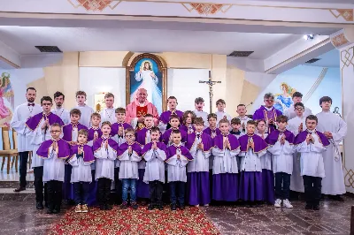 W IV Niedzielę Wielkiego Postu, podczas Mszy Świętej o godz. 12:00, ks. Krzysztof Gołąbek – proboszcz naszej Katedry, przyjął do grona Liturgicznej Służby Ołtarza dziesięciu nowych ministrantów! Po odpowiednim przygotowaniu, pod czujnym okiem ks. Pawła Wójcika oraz animatorów, chłopcy otrzymali stopień ministranta choralisty – po raz pierwszy założyli kołnierzyki i otrzymali legitymacje ministranckie. To wyjątkowy moment i ogromna radość dla naszej wspólnoty! 
Serdecznie gratulujemy chłopcom odwagi oraz życzymy wytrwałości w tej pięknej służbie przy Ołtarzu Pana Jezusa. 
Jeśli chcesz dołączyć do grona ministrantów – serdecznie zapraszamy! Zainteresowanych prosimy o kontakt z ks. Pawłem Wójcikiem.
 fot. Joanna Prasoł