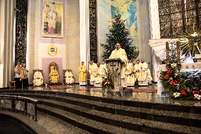 W liturgiczne święto św. Jana Apostoła i Ewangelisty, w katedrze rzeszowskiej duchowni i świeccy modlili się w intencji bp. Jana Wątroby. Eucharystię, której przewodniczył Solenizant, koncelebrowali: bp Kazimierz Górny, bp Edward Białogłowski oraz 56 księży.  fot. Dariusz Kamiński (https://fotografiarzeszow.com.pl)