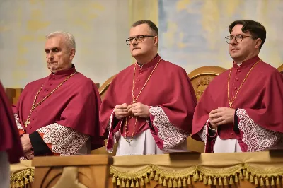 W Katedrze Rzeszowskiej podczas I Nieszporów Uroczystości św. Józefa Oblubieńca NMP odbył się obrzęd instalacji nowych kanoników Kapituły Katedralnej w Rzeszowie. Liturgii Nieszporów przewodniczył ks. Krzysztof Gołąbek, proboszcz Katedry i prepozyt Kapituły Katedralnej, który wygłosił również homilię. Uroczystości rozpoczęły się od odczytania przez ks. Gołąbka dekretu bp. Jana Wątroby o włączeniu nowych członków do grona Kapituły. Następnie nowi kanonicy złożyli wyznanie wiary oraz przysięgę wierności przy obejmowaniu urzędu wykonywanego w imieniu Kościoła.

Do grona kanoników katedralnych dołączyli: ks. dr Paweł Synoś – Wikariusz Biskupi do spraw duchowieństwa diecezjalnego, ks. Prałat dr Piotr Tarnawski – Sekretariat Stanu Stolicy Apostolskiej, ks. dr Marek Story – Dykasteria Nauki Wiary w Watykanie, ks. dr Stanisław Kamiński – Wikariusz Biskupi do spraw życia konsekrowanego, proboszcz Parafii św. Józefa w Głogowie Małopolskim, ks. kanonik Stanisław Jamiński – proboszcz Parafii NNMP w Rzeszowie – Staroniwa, ks. kanonik Tadeusz Pindara – proboszcz Parafii Matki Bożej Częstochowskiej w Rzeszowie, ks. dr Przemysław Drąg – proboszcz Parafii pw. Trójcy Przenajświętszej w Głogowie Małopolskim.

W diecezji rzeszowskiej istnieje kapituła katedralna i cztery kapituły kolegiackie: biecka, jasielska, kolbuszowska i strzyżowska. Historycznie kanonicy byli księżmi stanowiącymi grupę skupioną wokół biskupa miejsca, których zadaniem było pomaganie mu w zarządzaniu lokalnym Kościołem. Obowiązani byli określoną regułą, czyli kanonem praw, stąd właśnie pochodzi nazwa kanonik.

Poszczególne kapituły mają swoje charakterystyczne stroje, którymi wyróżniają się od pozostałych duchownych. Strojem kanoników kapitulnych jest sutanna z obszywkami i guzikami koloru fioletowego, pas fioletowy, następnie rokieta, mucet (fioletowa pelerynka) lub mantolet oraz łańcuch z dystynktorium. Fot. ks. Jakub Oczkowicz