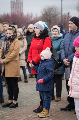 W Wielki Piątek (7 kwietnia) w Parku Papieskim odbyła się Droga Krzyżowa wprowadzająca w przeżywanie Liturgii Męki Pańskiej. Prowadzona była przez wspólnotę Wyższego Seminarium Duchownego w Rzeszowie pod przewodnictwem Biskupa Rzeszowskiego Jana Wątroby. W rozważaniach kolejnych stacji, ks. dr Mateusz Rachwalski, prefekt seminarium, zachęcał do życia zgodnie z nauką wypływającą z krzyża Chrystusowego.
fot. Małgorzata Ryndak