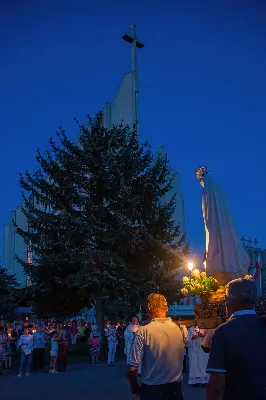 W niedzielę 13 sierpnia przeżywaliśmy kolejne w tym roku Nabożeństwo Fatimskie. O godz. 18.40 zostały przedstawione prośby i podziękowania do Matki Bożej Fatimskiej, w intencji których sprawowana była także Msza Święta. Eucharystii przewodniczył ks. Piotr Fortuna (proboszcz parafii Rzeszów-Matysówka), homilię zaś wygłosił ks. Jan Pyziak (proboszcz parafii Rzeszów-Matysówka w latach 1985-2018). Po Mszy Świętej wyruszyła procesja z figurą Matki Bożej, podczas której modlitwę różańcową prowadzili przedstawiciele parafii Rzeszów-Zalesie wraz ze swoim duszpasterzem ks. Łukaszem Jaskiem. Modlitwę ubogaciła obecność Orkiestry Dętej pod dyrekcją Tadeusza Cielaka. Nabożeństwo zakończył Apel Jasnogórski. fot. Joanna Prasoł