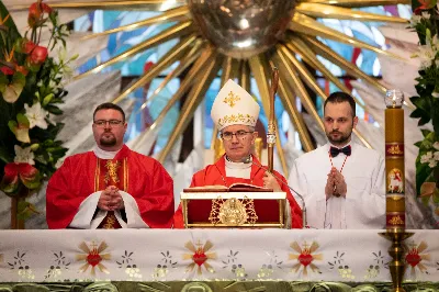 9 kwietnia w Katedrze 42 młodych osób z parafii katedralnej oraz 14 parafii Matki Bożej Częstochowskiej w Rzeszowie (Drabinianka) otrzymało sakrament bierzmowania, którego udzielił bp Jan Wątroba.
Przygotowania młodzieży trwały 2 lata, a odbywały się pod okiem ks. Krzysztofa, ks. Pawła, ks. Szczepana, s. Ewy oraz pani Agnieszki i obejmowały m.in. katechezy, spotkania formacyjne, a także przystąpienie do sakramentu pokuty. We wtorkowy wieczór kandydaci wraz ze swoimi świadkami, rodzicami, chrzestnymi czy też dziadkami zgromadzili się w Katedrze, by prosić o dary Ducha Świętego, umacniające w mężnym wyznawaniu wiary i postępowaniu według jej zasad.
Wszystkich zgromadzonych w świątyni przywitał ks. Krzysztof Gołąbek – proboszcz parafii katedralnej. Mszę Świętą koncelebrowali także ks. Tadeusz Pindara – proboszcz parafii Matki Bożej Częstochowskiej oraz kapłani posługujący w obydwu parafiach.
Następnie prośbę o udzielenie sakramentu bierzmowania zgromadzonym młodym oraz o modlitwę skierowali do Księdza Biskupa rodzice kandydatów.
W homilii bp Jan zachęcił młodych, aby w tym wyjątkowym dniu obrali Ducha Świętego za życiowego przewodnika towarzszącego im przy ważnych wyborach czy podchodzeniu do egzaminów – także tych życiowych. Wyjaśnił również znaczenie imienia Ducha Świętego – Paraklet – które tłumaczone z jęz. greckiego oznacza obrońcę, adwokata – nigdy prokuratora, nawet nie sędziego.
Będziecie moimi świadkami, gdy was umocni Duch Święty – mówi Pan Jezus. Niech nie będzie niedzieli i uroczystości bez udziału we Mszy Świętej – to jest moment dawania świadectwa. Właśnie przez zaangażowane, pełne uczestnictwo w najpiękniejszej modlitwie, jaką ma Kościół, czyli w Mszy Świętej, zdacie egzamin ze swojej dojrzałości chrześcijańskiej.
Na koniec celebrans odwołał się do obchodzonej poprzedniego dnia Uroczystości Zwiastowania Pańskiego i postawy Maryi wobec planu Bożego w Jej życiu oraz drogi, przez którą prowadził Ją Duch Święty. Podkreślił, że właśnie Maryja uczy, jak być uczennicą Ducha Świętego.
Po homilii miało miejsce odnowienie przyrzeczeń chrzcielnych. Następnie odbyła się najważniejsza część uroczystości – modlitwa Księdza Biskupa oraz namaszczenie krzyżmem każdego kandydata.
Sakrament bierzmowania jest koniecznym dopełnieniem sakramentu chrztu i wiąże się również z obraniem konkretnego patrona, którego życie i przymioty są wzorem dla młodego człowieka otrzymującego Ducha Świętego. Kandydat do bierzmowania ma więc okazję wybrać sobie świętego czy błogosławionego, którego droga do świętości najbardziej go zachwyciła. Może być to patron, którego imię nosi już od chrztu; może też wybrać sobie drugiego patrona. 
W związku z tym podczas namaszczenia krzyżmem biskup zwraca się do bierzmowanego nowo wybranym imieniem.
Po liturgii sakramentu bierzmowania miała miejsce modlitwa powszechna i liturgia eucharystyczna. Na koniec młodzi złożyli podziękowania Księdzu Biskupowi, Księżom Proboszczom oraz wszystkim, którzy poprzez swój wkład, posługę i zaangażowanie przyczynili się do przygotowania oraz przeżycia tej wyjątkowej uroczystości. Pamiątką było wspólne zdjęcie po zakończonej Mszy Świętej.
Posługę muzyczną w czasie uroczystości pełniła Katedralna Schola Liturgiczna pod dyrekcją ks. Juliana Wybrańca.

fot. Leszek Drzał
