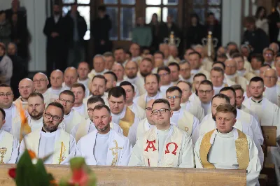 „Eucharystia powinna nas prowadzić do odkrycia kapłańskiej misji Ludu Bożego, kapłańskiej misji każdego z nas” – powiedział Biskup Rzeszowski podczas Mszy Wieczerzy Pańskiej, której przewodniczył w katedrze rzeszowskiej w Wielki Czwartek, 2 kwietnia 2026 r.
Podczas uroczystej liturgii Wielkiego Czwartku w katedrze rzeszowskiej, której przewodniczył bp Jan Wątroba, wierni zostali zaproszeni do refleksji nad tajemnicą Eucharystii, kapłaństwa oraz powołania całego Ludu Bożego do udziału w misji Chrystusa. Na zakończenie homilii biskup zachęcił do szczególnej modlitwy za kapłanów, zwłaszcza tych przeżywających trudności i kryzysy. „Panie Jezu, dobry pasterzu i towarzyszu wędrówki, dziś powierzamy Ci wszystkich kapłanów, ale zwłaszcza tych, którzy przechodzą chwilę kryzysu” – powiedział Biskup Rzeszowski. Wezwał także wspólnotę wiernych do troski o kapłanów poprzez modlitwę, życzliwość i wsparcie.
Wielkoczwartkowa liturgia w katedrze rzeszowskiej stała się nie tylko dziękczynieniem za dar Eucharystii i kapłaństwa, ale także wezwaniem do odnowienia świadomości odpowiedzialności każdego wiernego za życie Kościoła i świadectwo wiary w świecie. fot. ks. Jakub Oczkowicz