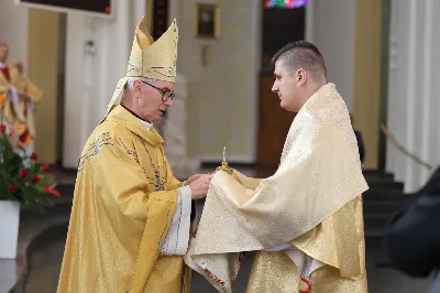 „Eucharystia powinna nas prowadzić do odkrycia kapłańskiej misji Ludu Bożego, kapłańskiej misji każdego z nas” – powiedział Biskup Rzeszowski podczas Mszy Wieczerzy Pańskiej, której przewodniczył w katedrze rzeszowskiej w Wielki Czwartek, 2 kwietnia 2026 r.
Podczas uroczystej liturgii Wielkiego Czwartku w katedrze rzeszowskiej, której przewodniczył bp Jan Wątroba, wierni zostali zaproszeni do refleksji nad tajemnicą Eucharystii, kapłaństwa oraz powołania całego Ludu Bożego do udziału w misji Chrystusa. Na zakończenie homilii biskup zachęcił do szczególnej modlitwy za kapłanów, zwłaszcza tych przeżywających trudności i kryzysy. „Panie Jezu, dobry pasterzu i towarzyszu wędrówki, dziś powierzamy Ci wszystkich kapłanów, ale zwłaszcza tych, którzy przechodzą chwilę kryzysu” – powiedział Biskup Rzeszowski. Wezwał także wspólnotę wiernych do troski o kapłanów poprzez modlitwę, życzliwość i wsparcie.
Wielkoczwartkowa liturgia w katedrze rzeszowskiej stała się nie tylko dziękczynieniem za dar Eucharystii i kapłaństwa, ale także wezwaniem do odnowienia świadomości odpowiedzialności każdego wiernego za życie Kościoła i świadectwo wiary w świecie. fot. ks. Jakub Oczkowicz