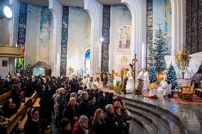 „Nasza wdzięczność jest szczególna wobec osób konsekrowanych za ich czytelne świadectwo wiary i za to, że żyjąc wiarą na co dzień ukazują chrystusowy styl życia” – mówił biskup Jan Wątroba podczas Mszy św. w katedrze rzeszowskiej w święto Ofiarowania Pańskiego. W Eucharystii, z okazji swojego święta patronalnego, uczestniczyły osoby konsekrowane posługujące w diecezji rzeszowskiej.
Mszy św. w katedrze rzeszowskiej przewodniczył bp Jan Wątroba, który modlił się w intencji osób konsekrowanych, przeżywających w święto Ofiarowania Pańskiego (02.02.) swoje święto patronalne. Eucharystię koncelebrował ks. Stanisław Kamiński, wikariusz biskupi ds. zakonnych, a także 9 kapłanów.
Na początku Mszy św. ks. Stanisław Kamiński powitał zebranych i wprowadził w przeżywaną liturgię. Następnie odbył się obrzęd błogosławieństwa świec i procesja z dolnego kościoła do głównej części katedry rzeszowskiej
Homilię wygłosił bp Jan Wątroba, który w pierwszej części, odnosząc się do przeżywanego święta, nawiązał do postawy Matki Najświętszej i św. Józefa. „Maryja uczy nas, że wierność Bogu oznacza wypełnianie prawa Bożego. Ona wypełniła wszystko bez wyjątku. Choć sama nie potrzebowała oczyszczenia, pozostała jednak posłuszna prawu. Skromna, prosta, uboga kobieta, poddana Bogu. W postawie Maryi i Józefa można dostrzec piękną lekcję dla rodziców i wychowawców. Rodzice powinni przedstawiać, czyli zawierzać swoje dzieci Panu Bogu. To jest gest wdzięczności wobec Stwórcy, a także znak wielkiej pokory wobec niełatwej misji rodzicielskiej i wychowawczej. Pełny rozwój człowieka dokonuje się dzięki Bożej łasce, a rodzice powinni się czuć narzędziem Bożej łaski, dlatego powinni często błogosławić swoje dzieci, modlić się za nie i z nimi oraz wciąż na nowo zawierzać je Panu Bogu” – mówił bp Wątroba.
Biskup Rzeszowski odnosząc się do obchodzonego Dnia życia konsekrowanego powiedział: „Trzy elementy wspólnoty: słowo, wierność i otwarcie na Ducha Świętego stanowią istotę życia każdej osoby konsekrowanej. Rozważać słowo Boże, trwać wiernie na modlitwie i być otwartym na to, co Duch Święty chce nam powiedzieć, to wypełnić powołanie do życia konsekrowanego, a jednocześnie wyznać wiarę w Kościół Chrystusowy. Nasza wdzięczność jest szczególna wobec osób konsekrowanych za ich czytelne świadectwo wiary i za to, że żyjąc wiarą na co dzień ukazują chrystusowy styl życia. Towarzyszą nam przez swoją pełną zatroskania miłosierną obecność, ale także przez milczącą obecność przepełnioną modlitwą w intencjach Kościoła, świata, a także poszczególnych osób i wspólnot”.
Po homilii osoby konsekrowane zgromadzone w katedrze odnowiły swoje przyrzeczenia.
Na zakończenie liturgii s. Agata Jakieła CSFN, referentka diecezjalna ds. życia konsekrowanego, podziękowała bp. Janowi Wątrobie za przewodniczenie liturgii i modlitwę w intencji osób życia konsekrowanego.
W Eucharystii w rzeszowskiej katedrze uczestniczyło prawie 100 osób życia konsekrowanego, a pośród nich ojcowie i bracia zakonni, siostry zakonne, wdowy i dziewice konsekrowane oraz członkowie instytutów świeckich. Śpiewy podczas liturgii wykonała Katedralna Schola Liturgiczna pod dyrekcją ks. Juliana Wybrańca, a przy organach zasiadł katedralny organista – Wiesław Siewierski. 

fot. Jola Warchoł