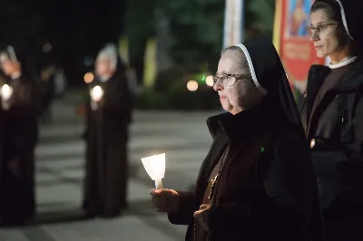 "Gwiazdo śliczna, wspaniała, o fatimska Maryja! Do Ciebie się uciekamy, o Maryjo, Maryjo!" Słowami tej pieśni licznie zgromadzeni w katedralnej świątyni wierni rozpoczęli kolejne w tym roku uroczyste nabożeństwo fatimskie. Wrześniowej modlitwie przewodniczyła parafia pw. Św. Michała Archanioła w Rzeszowie. Wielu parafian przybyło do Katedry w pieszej pielgrzymce pod przewodnictwem księdza Czesława Matuły. Przed Mszą Świętą, przy figurze Pani Fatimskiej, dk. Marcin Murawski odczytał liczne prośby i podziękowania do Matki Bożej. Uroczystej Eucharystii przewodniczył oraz Słowo Boże wygłosił proboszcz parafii pw. Św. Michała Archanioła w Rzeszowie - ks. Michał Bator. Kaznodzieja ukazał wartość i moc modlitwy. Za wzór postawił setnika, który spotyka się z czułym Jezusem. Tak jak Bóg znał potrzeby setnika, tak samo zna i nasze potrzeby i problemy. Jednak, jak przypomniał ks. Michał, każdy z nas musi przyjąć postawę setnika: uznać swój grzech i swoją niemoc. Wtedy Bóg będzie mógł działać w naszym życiu. W dalszej części homilii kaznodzieja przypomniał sylwetkę błogosławionej matki Elżbiety Czackiej, będącej dla nas wzorem cierpliwości i oczekiwania. Potrzebujemy czasu, aby łaska Boża przemieniła nasze serce – przypomniał kaznodzieja. Ta cierpliwość pomaga odkrywać Boży plan na nasze życie. Po zakończeniu Eucharystii wszyscy zgromadzeni wyruszyli w procesji różańcowej z figurą Matki Bożej Fatimskiej oraz relikwiami błogosławionych Hiacynty i Franciszka. Wierni prosili, aby Boże słowo wypełniało się w ich codzienności. Tej części nabożeństwa przewodniczył ks. Jakub Oczkowicz wraz z przedstawicielami parafii pw. Św. Michała Archanioła. Wspólną modlitwę zakończyło odśpiewanie Apelu Jasnogórskiego oraz adoracja Najświętszego Sakramentu. Na koniec ks. Krzysztof Gołąbek – proboszcz Katedry, dziękując wszystkim za obecność i wspólne czuwanie przy Matce Bożej, zaprosił na ostatnie w tym roku, październikowe nabożeństwo fatimskie.  fot. Małgorzata Ryndak