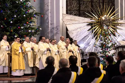 W liturgiczne święto św. Jana Apostoła i Ewangelisty, w katedrze rzeszowskiej duchowni i świeccy modlili się w intencji bp. Jana Wątroby. Eucharystię, której przewodniczył Solenizant, koncelebrowali: bp Kazimierz Górny, bp Edward Białogłowski oraz 56 księży.  fot. Dariusz Kamiński (https://fotografiarzeszow.com.pl)