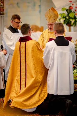 „Na swoje życie i swoje kapłaństwo trzeba popatrzeć w świetle Bożej miłości. Inaczej go nie pojmiemy ani my, ani ci, którzy będą na nas patrzeć” – mówił bp Jan Wątroba podczas Mszy św. z udzieleniem święceń prezbiteratu. 4 czerwca 2022 r. w kościele katedralnym jedenastu diakonów diecezji rzeszowskiej przyjęło sakrament kapłaństwa.
Do grona neoprezbiterów diecezji rzeszowskiej należą: ks. Sebastian Bełz z parafii w Nienadówce, ks. Krzysztof Lampart z parafii w Rudnej Wielkiej, ks. Mateusz Łachmanek z parafii w Lipinkach, ks. Karol Migut z parafii w Jasionce, ks. Marcin Murawski z parafii katedralnej w Rzeszowie, ks. Adrian Pazdan z parafii w Zagorzycach, ks. Tomasz Sienicki z parafii w Bieździedzy, ks. Dominik Świeboda z parafii w Palikówce, ks. Piotr Wąsacz z parafii bł. Władysława Findysza w Rzeszowie, ks. Mateusz Wojtuń z parafii w Święcanach oraz ks. Wiktor Zoła z parafii w Cieklinie.
Mszy św. przewodniczył i święceń udzielił bp Jan Wątroba. Eucharystię koncelebrowało około osiemdziesięciu księży, m.in: przełożeni Wyższego Seminarium Duchownego w Rzeszowie oraz proboszczowie i wikariusze z parafii rodzinnych neoprezbiterów. W Mszy św. uczestniczył abp Edward Nowak, bp Kazimierz Górny i bp Edward Białogłowski.
Zebranych w kościele katedralnym powitał ks. Krzysztof Gołąbek, proboszcz parafii.
W homilii bp Jan Wątroba nawiązał do słów z Ewangelii według św. Jana w których Chrystus tłumaczy co to znaczy być dobrym pasterzem. „Być kapłanem w Kościele Chrystusowym to znaczy mieć udział w Jego pasterskiej misji i stale upodabniać się do Dobrego Pasterza, który zna owce, karmi je, broni i jest gotów oddać życie dla ich dobra” – mówił hierarcha.
Po homilii odbył się obrzędy święceń: przyrzeczenie czci i posłuszeństwa Biskupowi Ordynariuszowi, Litania do Wszystkich Świętych podczas której kandydaci leżeli krzyżem, nałożenie rąk, modlitwa święceń oraz namaszczenie rąk krzyżmem i wręczenie chleba i wina. Podczas Liturgii Eucharystycznej nowo wyświęceni po raz pierwszy wyciągnęli dłonie nad chlebem i winem wypowiadając słowa konsekracji.
Na zakończenie Mszy św. ks. Tomasz Sienicki, podziękował w imieniu nowo wyświęconych wszystkim, którzy przyczynili się do przygotowania ich do kapłaństwa. Słowa wdzięczności, m.in. przełożonym Wyższego Seminarium Duchownego w Rzeszowie i rodzicom neoprezbiterów, wypowiedział bp Jan Wątroba. 
W drodze do zakrystii neoprezbiterzy zatrzymali się przy figurze Matki Bożej Fatimskiej zawierzając swoje kapłaństwo Matce Bożej.
W niedzielę, 5 czerwca, w Uroczystość Zesłania Ducha Świętego, neoprezbiterzy będą sprawować w swoich rodzinnych parafiach uroczyste Msze św. prymicyjne, a w najbliższych tygodniach otrzymają skierowania do parafii.

Fot. ks. Jakub Nagi oraz biala-wrona.pl
