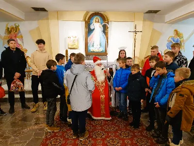 6 grudnia dla najmłodszych katedralnych parafian był wyjątkowym dniem. Mieli oni bowiem okazję osobiście spotkać się z wyjątkowym gościem – św. Mikołajem.
Zanim św. Mikołaj przybył do Katedry na spotkanie z dziećmi, wpierw uczestniczyły one w Mszy św. roratniej. Dzielnie kroczyły z lampionami w procesji wejścia oraz wsłuchiwały się w słowo Boże, aby móc odpowiedzieć na codzienną roratnią zagadkę. Tego wieczoru posługę muzyczną pełniła Dziewczęca Schola Katedralna.
Po Mszy Świętej dzieci wraz z opiekunami w dolnym kościele w napięciu oczekiwały na przybycie wyjątkowego gościa. Razem z ks. Rafałem poznawały żywot tego świętego i wyliczały, czym różni się biskup z Miry od ówczesnych przedstawień św. Mikołaja. 
Po kilkunastu minutach z radością powitały wytęsknionego gościa. Św. Mikołaj przybył w towarzystwie anioła z mnóstwem prezentów dla wszystkich zebranych dzieci. Najpierw podarunki otrzymały najmłodsze pociechy. Następnie 
św. Mikołaj przekazał prezenty dziewczynkom ze Scholi, które w zamian obdarowały go pięknym śpiewem. 
Kolejno upominki otrzymali katedralni lektorzy i ministranci. Podarunków nie zabrakło również dla księży opiekunów wspólnot i animatorów. 
Święty Mikołaj nie pominął nikogo, kto wyszedł mu na spotkanie, podobnie jak ponad 1600 lat temu czynił biskup Mikołaj. Ten święty żyjący na przełomie III i IV wieku i pełniący funkcję biskupa Miry, choć pochodził z zamożnej rodziny, porzucił beztroskie życie. 
Zamiast tego postanowił podzielić się bogactwem z innymi. Hojnie obdarowywał osoby ze swojego otoczenia, dbając by jego miłosierne gesty pozostały w tajemnicy. Bardzo często podrzucał podarki najbiedniejszym ludziom ciesząc się z ich radości.
Według tradycji biskup Mikołaj zmarł 6 grudnia i to właśnie wtedy obchodzi się jego wspomnienie.
Dziękujemy św. Mikołajowi za niezapomnianie odwiedziny i oczekujemy go również za rok. Dziękujemy także rodzicom za pomoc Mikołajowi w przygotowaniu worka z podarunkami. 