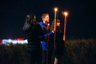 W piątek 5.04.2019 r. o godz. 20.00 odbyła się Droga Krzyżowa w Parku Papieskim. Nabożeństwu przewodniczył ks. Marcin Pater. fot. Dariusz Kamiński