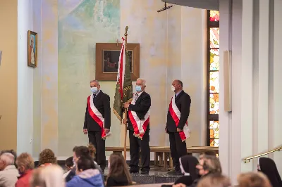 W poniedziałek 18 maja o godz. 18.00 w naszej Katedrze miało miejsce dziękczynienie w stulecie urodzin Karola Wojtyły – św. Jana Pawła II. W tym dniu dziękowaliśmy również i modliliśmy się w intencji naszych Księży Biskupów: Jana – z racji 20. rocznicy sakry biskupiej oraz Kazimierza – z racji 60. rocznicy święceń kapłańskich, a także w intencji naszego Księdza Infułata Stanisława w 60. rocznicę święceń kapłańskich. Eucharystii przewodniczył bp Jan Wątroba. Mszę św. koncelebrowali: bp Kazimierz Górny, bp Edward Białogłowski, infułaci: ks. Stanisław Mac i ks. Wiesław Szurek, księża dziekani oraz duchowni z różnych instytucji diecezji rzeszowskiej.  W Mszy św. uczestniczyły władze państwowe i samorządowe oraz służby mundurowe. fot. Dariusz Kamiński (fotografiarzeszow.com.pl)