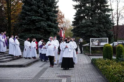 W czwartek 5 listopada o godz. 11.00 Mszą Świętą pogrzebową pożegnaliśmy śp. ks. inf. Stanisława Maca - pierwszego proboszcza i budowniczego Rzeszowskiej Katedry, byłego prepozyta Kapituły Katedralnej i długoletniego dziekana dekanatu Rzeszów – Katedra.  Mszy Świętej przewodniczył bp Jan Wątroba, homilię wygłosił ks. Stanisław Potera. W koncelebrze uczestniczył bp Stanisław Jamrozek - biskup pomocniczy przemyski i ok. 50 księży. fot. Dariusz Kamiński Fotografiarzeszow