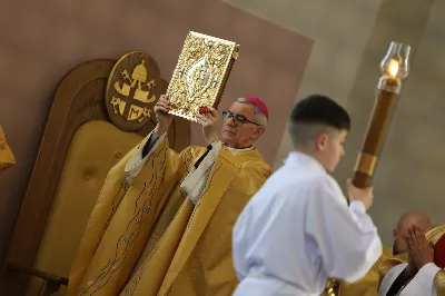 „Eucharystia powinna nas prowadzić do odkrycia kapłańskiej misji Ludu Bożego, kapłańskiej misji każdego z nas” – powiedział Biskup Rzeszowski podczas Mszy Wieczerzy Pańskiej, której przewodniczył w katedrze rzeszowskiej w Wielki Czwartek, 2 kwietnia 2026 r.
Podczas uroczystej liturgii Wielkiego Czwartku w katedrze rzeszowskiej, której przewodniczył bp Jan Wątroba, wierni zostali zaproszeni do refleksji nad tajemnicą Eucharystii, kapłaństwa oraz powołania całego Ludu Bożego do udziału w misji Chrystusa. Na zakończenie homilii biskup zachęcił do szczególnej modlitwy za kapłanów, zwłaszcza tych przeżywających trudności i kryzysy. „Panie Jezu, dobry pasterzu i towarzyszu wędrówki, dziś powierzamy Ci wszystkich kapłanów, ale zwłaszcza tych, którzy przechodzą chwilę kryzysu” – powiedział Biskup Rzeszowski. Wezwał także wspólnotę wiernych do troski o kapłanów poprzez modlitwę, życzliwość i wsparcie.
Wielkoczwartkowa liturgia w katedrze rzeszowskiej stała się nie tylko dziękczynieniem za dar Eucharystii i kapłaństwa, ale także wezwaniem do odnowienia świadomości odpowiedzialności każdego wiernego za życie Kościoła i świadectwo wiary w świecie. fot. ks. Jakub Oczkowicz