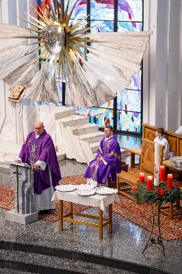 W niedzielę, 18 grudnia 2022 roku, podczas uroczystej Mszy Świętej o godz. 12.00 w Katedrze Rzeszowskiej do grona chórzystów Katedralnego Chóru Chłopięco-Męskiego Pueri Cantores Resovienses dołączyło 20 najmłodszych chłopców.
„Młodziki”, bo tak są nazywani przez starszych kolegów, złożyli przyrzeczenie, że będą godnie reprezentować brać chóralną i śpiewać na chwałę Pana.
Najmłodsi kandydaci na chórzystów zostali wyłonieni podczas rekrutacji prowadzonej przez poprzedniego dyrygenta, Marcina Florczaka, w rzeszowskich szkołach podstawowych jeszcze na wiosnę. Od razu rozpoczęli próby. Intensywnie przez tydzień ćwiczyli swoje głosy razem ze starszymi kolegami podczas corocznego Muzycznego Obozu Szkoleniowo-Wypoczynkowego we Frysztaku, który odbył się początkiem lipca. W wolnych chwilach uczestniczyli w wycieczkach i zajęciach sportowych. Mieli okazję poznać kolegów z chóru i lepiej się poznać.
Obecnie dyrygentkami Katedralnego Chóru Chłopięco-Męskiego Pueri Cantores Resovienses są: Edyta Kotula i Angela Pacuta. 
Po Mszy Świętej Chór wraz z ks. Krzysztofem Gołąbkiem – proboszczem Katedry oraz ks. Julianem Wybrańcem – duszpasterzem Chóru z ramienia biskupa diecezji rzeszowskiej, a także dyrygentkami: Edytą Kotulą i Angelą Pacutą, na stopniach ołtarza Rzeszowskiej Katedry pozował do wspólnego zdjęcia. Następnie chórzyści udali się do sali Jana Pawła II na słodki poczęstunek. 
Za piękne zdjęcia dziękujemy: Fotografia Jola Warchoł