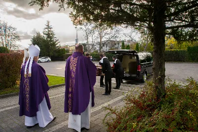 W czwartek 5 listopada o godz. 11.00 Mszą Świętą pogrzebową pożegnaliśmy śp. ks. inf. Stanisława Maca - pierwszego proboszcza i budowniczego Rzeszowskiej Katedry, byłego prepozyta Kapituły Katedralnej i długoletniego dziekana dekanatu Rzeszów – Katedra.  Mszy Świętej przewodniczył bp Jan Wątroba, homilię wygłosił ks. Stanisław Potera. W koncelebrze uczestniczył bp Stanisław Jamrozek - biskup pomocniczy przemyski i ok. 50 księży. fot. Dariusz Kamiński Fotografiarzeszow