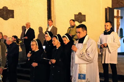 Mszy Świętej przewodniczył i homilię wygłosił ks. Piotr Fortuna - proboszcz parafii Matysówka. Liturgię oraz Różaniec przygotowały ss. Serafitki oraz ss. Felicjanki. fot. Andrzej Kotowicz