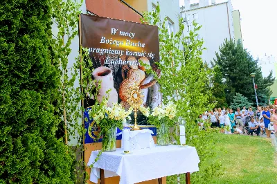 W czwartek w Uroczystość Najświętszego Ciała i Krwi Pańskiej (Boże Ciało) Msza Święta parafialna o godz. 12.00 była sprawowana na osiedlu Drabinianka na placu zieleni między ul. Graniczną i Zieloną. Dziękujemy parafianom za zaangażowanie i pomoc w przygotowaniu ołtarzy: - Ołtarz Mszy Świętej - Spółdzielnia Mieszkaniowa Metalowiec i mieszkańcy ul. Zielonej. - I ołtarz przy kapliczce Matki Bożej Fatimskiej – mieszkańcy bloku ul. Cicha 9. - II ołtarz przy Akademikach – mieszkańcy bloków ul. Cicha 3 i 7. - III ołtarz przed „Energetykiem” mieszkańcy bloku Kwiatkowskiego 5. - IV ołtarz obok bloków ul. Graniczna 4a i 4b – mieszkańcy tychże bloków.  fot. Andrzej Kotowicz