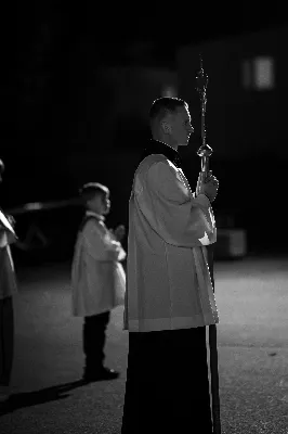 Ponad 100 lat temu, w roku 1917 r. w Fatimie, Matka Boża każdego 13. dnia miesiąca od maja do października objawiała się trójce dzieci: Łucji, Hiacyncie i Franciszkowi. Prosiła ich wówczas o odmawianie modlitwy różańcowej w intencji pokoju na świecie i nawrócenia grzeszników. Wzorem tych wydarzeń w wielu parafiach w Polsce i na świecie prowadzone są nabożeństwa fatimskie. Nie inaczej jest w rzeszowskiej katedrze, gdzie 13 października zakończono cykl tegorocznych spotkań modlitewnych przy figurze Pani Fatimskiej. Wieczór fatimski rozpoczął się o godz. 18:40 odczytaniem próśb i podziękowań do Matki Bożej Fatimskiej. Wcześniej wierni mogli skorzystać z sakramentu pokuty. O godz. 19:00 odprawiono uroczystą Mszę Świętą, której przewodniczył ks. Andrzej Szpaczyński – ojciec duchowny w Wyższym Seminarium Duchownym w Rzeszowie. Wygłosił on także homilię, w której nawiązał do liturgii słowa z dnia, przyrównując ją do myślenia współczesnego człowieka. „Jezus mówi do nas «Kto nie jest ze mną, jest przeciwko mnie». Można pomyśleć: jestem teraz w kościele, modlę się, spowiadam, przyjmuję sakramenty, ale czy rzeczywiście jestem z Jezusem czy tylko z Nim bywam? Czy jestem w Jego obecności cały czas czy jedynie bywam z Nim przez pewne chwile w ciągu dnia? Być z Jezusem to być po Jego stronie, mieć podobne myślenie, jak On, które przejawia się w czynach, podejmowanych decyzjach, a także w patrzeniu na drugiego. To wiara jest filtrem, który pozwala zobaczyć w drugim człowieku nie przeciwnika, ale brata – nawet jeśli jest on inny lub myśli inaczej. Wiara może pomagać wchodzić z nim w relację. Warto zadać sobie pytanie: czy mam w sobie ten filtr, ten sposób patrzenia, dzięki któremu jestem po stronie Jezusa?”. Następnie celebrans przywołał wydarzenia z portugalskiego miasteczka: „Choć nie jesteśmy świadkami cudu słońca, który zobaczył dziesięciotysięczny tłum 13 października 1917 w Fatimie, to słyszymy dzisiaj wezwanie do nawrócenia i pokuty. Każdy z nas jest wezwany, by się nawracać. Być może nawróceniu powinno ulec nasze spojrzenie na innych, by zobaczyć w nich dobro, a na świat patrzeć z wiarą”. Mszę Świętą koncelebrowali ks. Bogusław Babiarz – dyrektor administracyjny WSD w Rzeszowie, ks. Krzysztof Gołąbek – proboszcz parafii katedralnej oraz ks. Michał Rurak – katedralny wikariusz. Posługę w czasie liturgii pełnili alumni rzeszowskiego seminarium, którzy wraz z diakonem Łukaszem prowadzili także modlitwę różańcową z rozważaniami opartymi o historię błogosławionej rodziny Ulmów. Korzystając z ciepłej, jesiennej pogody po zakończonej Mszy Świętej odbyła się procesja na placu przed świątynią z figurą Pani Fatimskiej. Wierni z świecami w rękach zawierzali siebie, swoje rodziny i wszelkie troski w modlitwie różańcowej. Duchowo łączyli się z nimi słuchacze katolickiego radia VIA, które transmitowało całe nabożeństwo. Przed wyśpiewaniem Apelu Jasnogórskiego ks. Krzysztof, proboszcz parafii katedralnej, podsumował tegoroczne nabożeństwa fatimskie, dziękując wiernym za uczestnictwo w uwielbieniu Boga za przyczyną Pani Fatimskiej. W sposób szczególny podziękowania skierował do braci alumnów z roku propedeutycznego, życząc, aby modlitwa przy figurze Matki Bożej z Fatimy umacniała rozeznawanie drogi ich powołania. Wyrazy wdzięczności popłynęły w stronę kapłanów z dekanatu Rzeszów-Katedra, sióstr zakonnych, orkiestry pod batutą Tadeusza Cielaka, która uświetniała każde z tegorocznych nabożeństw oraz słuchaczy katolickiego radia VIA. Do godz. 22:00 w świątyni trwała adoracja Najświętszego Sakramentu, w której wierni licznie uczestniczyli. Od listopada do kwietnia 13. dnia miesiąca w świątyni katedralnej prowadzona jest modlitwa różańcowa przy figurze Matki Bożej Fatimskiej o godz. 17:30. Niech wezwanie Maryi do codziennej modlitwy różańcowej przyświeca nam nie tylko w październiku i przy okazji nabożeństw fatimskich, ale każdego dnia. 
tekst: Angelika Karnasiewicz 
fot. Jola Warchoł