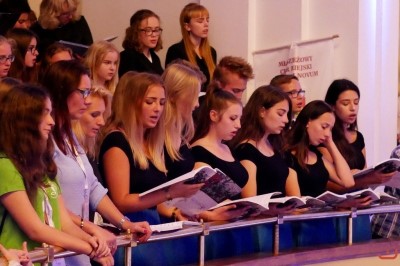 Blisko 1200 chórzystów i orkiestra symfoniczna Filharmonii Podkarpackiej to koncert galowy 9. Krajowego Kongresu Polskiej Federacji Pueri Cantores. 9 września o godz. 19.30 w Katedrze Rzeszowskiej podczas dwugodzinnego koncertu wystąpiły 33 chóry z Polski, Litwy, Łotwy, Ukrainy i Węgier oraz Orkiestra Symfoniczna Filharmonii Podkarpackiej. Muzykami dyrygowali: Wiesław Delimat i Marcin Florczak. Podczas koncertu uczestnicy wysłuchali utworów m.in. Haendla, Haydna oraz hymny kongresów Polskiej Federacji Pueri Cantores. Szczególnie oklaskiwane było premierowe wykonanie hymnu kongresu w Rzeszowie – utwór pt. „Da pacem, Domine” Dominika Lasoty – kompozytora z Rzeszowa. W koncercie uczestniczyli m.in.: bp Jan Wątroba, bp Kazimierz Górny i bp Edward Białogłowski. fot. ks. Tomasz Nowak