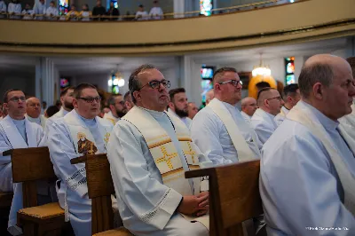 W Wielki Czwartek o godz. 10.00 w naszej Katedrze bp Jan Wątroba przewodniczył Mszy Krzyżma. Jest ona wyrazem jedności i wspólnoty duchowieństwa diecezji. Podczas tej Mszy Świętej biskup poświęcił olej chorych, katechumenów oraz olej krzyżma. Księża koncelebrujący z biskupem Eucharystię odnowili przyrzeczenia kapłańskie. W koncelebrze wzięli udział bp Kazimierz Górny, bp Edward Białogłowski oraz ponad 200 kapłanów z całej diecezji. W Eucharystii wzięli również udział licznie zebrani ministranci, lektorzy, animatorzy, ceremoniarze, członkowie scholi parafialnych i dziewczęcej służby maryjnej. Podczas Mszy Świętej zaśpiewał chór męski pod dyrekcją ks. Andrzeja Widaka. Przy organach zasiadł ks. Julian Wybraniec. fot. Piotr Szorc