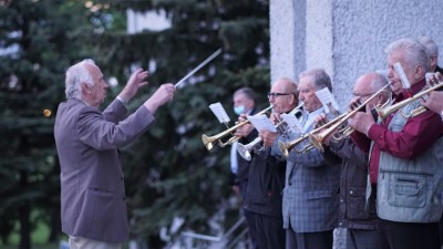 W czwartek 13 maja przeżywaliśmy uroczyste Nabożeństwo Fatimskie. Naszym modlitwom przewodniczył ks. dr Sławomir Jeziorski, prefekt i wykładowca Wyższego Seminarium Duchownego w Rzeszowie. O godz. 18.45 zostały przedstawione prośby i podziękowania do Matki Bożej Fatimskiej, w intencji których sprawowana była także Msza Święta. W koncelebrze uczestniczył ks. Piotr Tarnawski, radca Nuncjatury Apostolskiej w Moskwie, ks. Jan Młynarczyk, emerytowany proboszcz parafii Matki Bożej Królowej Polski i św. Jana Kantego w Sandomierzu i ks. Krzysztof Gołąbek, proboszcz parafii katedralnej i kustosz sanktuarium. Po Mszy Świętej wyruszyła procesja z figurą Matki Bożej. Nabożeństwo zakończył Apel Jasnogórski. fot. Małgorzata Ryndak