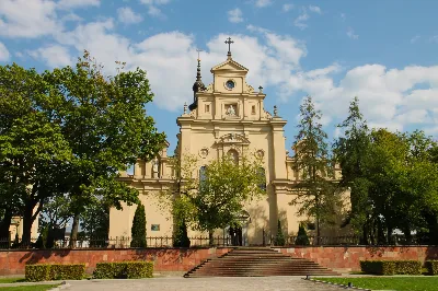 W ostatnią sobotę sierpnia katedralni parafianie pod opieką księdza proboszcza Krzysztofa Gołąbka pielgrzymowali do klasztoru na Świętym Krzyżu oraz Kielc.
Pierwszym punktem był spacer na platformę widokowo-obserwacyjną, gdzie mogliśmy podziwiać jedne z największych gołoborzy w Polsce. Gołoborza łysogórskie tworzą interesujące pola kamieni pośród lasów Puszczy Jodłowej. Nasyceni malowniczymi widokami udaliśmy się do Klasztoru Oblatów, gdzie z przewodnikiem zwiedziliśmy kryptę księcia Jeremiego Wiśniowieckiego, poznaliśmy historię powstawania Klasztoru oraz jego burzliwe dzieje. Zwiedziliśmy muzeum misyjne Ojców Oblatów i dotarliśmy do kaplicy, gdzie znajdują się relikwie drzewa Krzyża Świętego. W skupieniu i refleksji uczestniczyliśmy w modlitwie, błogosławieństwie i ucałowaniu relikwiarza.
Najważniejszym punktem na naszym pielgrzymim szlaku była Msza Święta sprawowana przez księdza proboszcza Krzysztofa Gołąbka w intencjach wszystkich uczestników pielgrzymki. Była ona dla nas szczególnym przeżyciem, ponieważ była odprawiana w Bazylice Mniejszej pw. Trójcy Świętej, sąsiadującej z kaplicą, w której znajduje się cząstka Ziemi Świętej – relikwie Świętego Krzyża. Po Mszy Świętej przyszedł czas na indywidualne zwiedzanie – wykorzystaliśmy go, aby wejść na platformę widokową wieży, skąd rozpościerają się wspaniałe i zachwycające widoki.
Następnie pojechaliśmy do Kielc, gdzie przy słonecznej pogodzie spacerowaliśmy po Rezerwacie Kadzielnia, podziwiając dawny kamieniołom, Skałkę Geologów, Pomnik Dekalogu oraz amfiteatr kielecki.
Z uwagi na wspaniały wystrój i wyjątkowe zabytki Bazyliki Katedralnej Wniebowzięcia Najświętszej Maryi Panny, ta świątynia na długo pozostanie w naszej pamięci. Podziwialiśmy również znajdujący się obok Bazyliki były Pałac Biskupów Krakowskich (obecnie znajduje się tam Muzeum Narodowe) oraz znajdujący się za nim ogród włoski.
Wycieczkę zakończyliśmy spacerem po rynku kieleckim, gdzie mogliśmy zobaczyć wyjątkowe mieszczańskie kamienice sprzed 150 lat.
Czas pielgrzymki był dla wszystkich pielgrzymów dobrze i owocnie spędzonym dniem. Nie zabrakło w nim modlitwy i refleksji, a także zachwytu nad pięknem przyrody i historycznymi zabytkami. Zachęcamy wszystkich do udziału w kolejnych pielgrzymkach.
Agnieszka i Arkadiusz Sowa
fot. Andrzej Kotowicz 