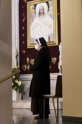 3 kwietnia 2021 r. bp Jan Wątroba przewodniczył liturgii Wigilii Paschalnej w naszej Katedrze. Podczas Mszy Świętej cztery osoby: Patrycja Dominika, Bartłomiej, Dawid Mateusz i Olech przyjęli sakrament chrztu, bierzmowania i Eucharystii.  Neofici przygotowywali się do przyjęcia sakramentów wtajemniczenia chrześcijańskiego w Diecezjalnym Centrum Katechumenatu Dorosłych, które mieści się przy parafii Miłosierdzia Bożego w Rzeszowie (ul. Kardynała K. Wojtyły 114) . Przygotowanie rozpoczyna się we wrześniu i trwa do uroczystości Zesłania Ducha Świętego. Centralnym wydarzeniem formacji jest Wigilia Paschalna, podczas której katechumeni przyjmują sakrament chrztu, bierzmowania i Eucharystii.  fot. Joanna Prasoł 