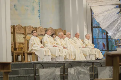 W kościele katedralnym w Rzeszowie bp Jan Wątroba przewodniczył Mszy św., która zainaugurowała fazę diecezjalną ogólnokościelnego synodu biskupów, który przebiega pod hasłem “W stronę Kościoła synodalnego. Komunia. Uczestnictwo. Misja”. W Eucharystii uczestniczył również bp Kazimierz Górny, kapłani odpowiedzialni za poszczególne duszpasterstwa w diecezji, siostry zakonne i świeccy.  Przed rozpoczęciem Eucharystii, ks. dr Rafał Flak, który jest dyrektorem wydziału duszpasterskiego, a także diecezjalnym koordynatorem synodu, wyjaśnił wiernym zebranym w katedrze czym jest rozpoczęty synod i jaka jest jego problematyka oraz jakie są oczekiwania Ojca Świętego, który zainicjował to wydarzenie.  “Synod jest synodem o tym, jaki teraz jest Kościół, jak bardzo jest prawdziwą wspólnotą i co możemy zrobić, żeby bardziej spełniał swoją misję. Synod ma tworzyć przestrzeń do wspólnej modlitwy i rozmowy oraz skłonić do zastanowienia się, jak wygląda nasze “podążanie razem”, bo to jest znaczenie terminu “synod”. Co jest w nim wyjątkowe? Że nie jest synodem wyłącznie biskupów, ale wszystkich wiernych” – podkreślał ks. Flak .  Powołując się na “Vademecum synodu o synodalności”, ks. Rafał Flak mówił, że na etapie diecezjalnym synodu konieczne jest doprowadzenie do spotkania na linii duchowni-świeccy, by nawzajem wypowiedzieć konstruktywne uwagi o Kościele dzisiaj. “Vademecum mówi także o tym, opisując dziewięć pułapek, w które można wpaść, organizując synodalne rozmowy. To na przykład słuchanie tylko tych, którzy już są zaangażowani w działalność Kościoła, skupianie się na sobie i na naglących troskach, dostrzeganie tylko “problemów” albo patrzenie na synodalność jak na “korporacyjne ćwiczenie strategiczne”, nie jak na proces duchowy, któremu przewodzi Duch Święty”.  W homilii bp Jan Wątroba powiedział, że synod jest “pójściem wspólną drogą”, na której znajdują się wierni tworzący Kościół i Chrystus będący centrum Kościoła. “Synod towarzyszy Kościołowi od samego początku istnienia, dlatego nie jest czymś nowym. To w taki wspólnotowy sposób, poprzez słuchanie Ducha Świętego, Kościół przez wieki był konfrontowany z różnymi wydarzeniami, zagrożeniami i wyzwaniami i w ten sposób je podejmował, rozwiązywał i podejmował ważne decyzje oraz dokonywał wyboru. Zawsze działo się to i dzieje dzisiaj przy wzywaniu Ducha Świętego i słuchaniu Go” – mówił bp Wątroba.  Biskup Rzeszowski podkreślał również, że Ojciec Święty Franciszek zaprosił cały Kościół, cały lud Boży, czyli wszystkich ochrzczonych niezależnie w jakim żyją stanie, środowisku, bez względu na to jaki jest poziom ich życia moralnego, jakie jest ich aktualne zaangażowanie w życie Kościoła. Wszyscy na mocy chrztu świętego są odpowiedzialni za Kościół, za jego kształt, misję, owocność jego działania oraz za to, na ile Kościół jest tym i taki jakim go chciał mieć Jezus. Wszyscy zatem jesteśmy odpowiedzialni za to, na ile nasz Kościół jest “jakby sakramentem zbawienia”, czyli “widzialnym znakiem, niewidzialnej łaski”. Więc każdy jest zaproszony do udziału w synodzie, którego kluczem oprócz słowa “droga”, jest “spotkanie”, “słuchanie”, “rozeznawanie” – wyjaśniał bp Wątroba.  Na zakończenie homilii bp Jan Wątroba zaprosił wszystkich obecnych w katedrze, a także słuchaczy Katolickiego Radia VIA do włączenia się w modlitwę za synod i o dobre jego owoce.   fot. Małgorzata Ryndak