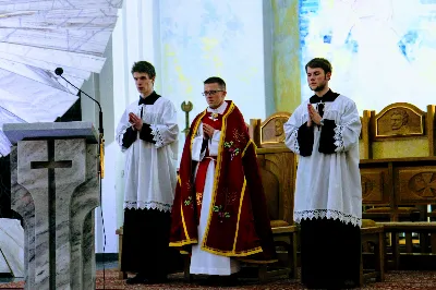 W półmroku rzeszowskiej Katedry, przy muzyce organowej wielkich mistrzów, licznie zgromadzeni wierni uczestniczyli w Drodze Krzyżowej malowanej muzyką organową. Zabrzmiały utwory takich kompozytorów jak J.S. Bach, F. Mendelssohn-Bartholdy, J. Renner jun. czy M. Surzyński. Przy organach zasiedli: dr Tomasz Zając oraz Michał Dziki. fot. Andrzej Kotowicz