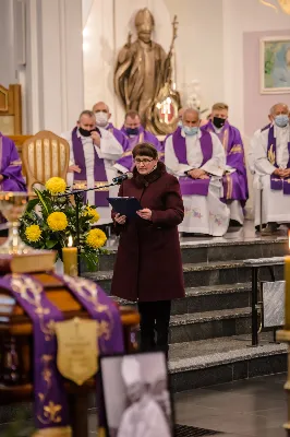 W czwartek 5 listopada o godz. 11.00 Mszą Świętą pogrzebową pożegnaliśmy śp. ks. inf. Stanisława Maca - pierwszego proboszcza i budowniczego Rzeszowskiej Katedry, byłego prepozyta Kapituły Katedralnej i długoletniego dziekana dekanatu Rzeszów – Katedra.  Mszy Świętej przewodniczył bp Jan Wątroba, homilię wygłosił ks. Stanisław Potera. W koncelebrze uczestniczył bp Stanisław Jamrozek - biskup pomocniczy przemyski i ok. 50 księży. fot. Dariusz Kamiński Fotografiarzeszow