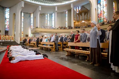 „Na swoje życie i swoje kapłaństwo trzeba popatrzeć w świetle Bożej miłości. Inaczej go nie pojmiemy ani my, ani ci, którzy będą na nas patrzeć” – mówił bp Jan Wątroba podczas Mszy św. z udzieleniem święceń prezbiteratu. 4 czerwca 2022 r. w kościele katedralnym jedenastu diakonów diecezji rzeszowskiej przyjęło sakrament kapłaństwa.
Do grona neoprezbiterów diecezji rzeszowskiej należą: ks. Sebastian Bełz z parafii w Nienadówce, ks. Krzysztof Lampart z parafii w Rudnej Wielkiej, ks. Mateusz Łachmanek z parafii w Lipinkach, ks. Karol Migut z parafii w Jasionce, ks. Marcin Murawski z parafii katedralnej w Rzeszowie, ks. Adrian Pazdan z parafii w Zagorzycach, ks. Tomasz Sienicki z parafii w Bieździedzy, ks. Dominik Świeboda z parafii w Palikówce, ks. Piotr Wąsacz z parafii bł. Władysława Findysza w Rzeszowie, ks. Mateusz Wojtuń z parafii w Święcanach oraz ks. Wiktor Zoła z parafii w Cieklinie.
Mszy św. przewodniczył i święceń udzielił bp Jan Wątroba. Eucharystię koncelebrowało około osiemdziesięciu księży, m.in: przełożeni Wyższego Seminarium Duchownego w Rzeszowie oraz proboszczowie i wikariusze z parafii rodzinnych neoprezbiterów. W Mszy św. uczestniczył abp Edward Nowak, bp Kazimierz Górny i bp Edward Białogłowski.
Zebranych w kościele katedralnym powitał ks. Krzysztof Gołąbek, proboszcz parafii.
W homilii bp Jan Wątroba nawiązał do słów z Ewangelii według św. Jana w których Chrystus tłumaczy co to znaczy być dobrym pasterzem. „Być kapłanem w Kościele Chrystusowym to znaczy mieć udział w Jego pasterskiej misji i stale upodabniać się do Dobrego Pasterza, który zna owce, karmi je, broni i jest gotów oddać życie dla ich dobra” – mówił hierarcha.
Po homilii odbył się obrzędy święceń: przyrzeczenie czci i posłuszeństwa Biskupowi Ordynariuszowi, Litania do Wszystkich Świętych podczas której kandydaci leżeli krzyżem, nałożenie rąk, modlitwa święceń oraz namaszczenie rąk krzyżmem i wręczenie chleba i wina. Podczas Liturgii Eucharystycznej nowo wyświęceni po raz pierwszy wyciągnęli dłonie nad chlebem i winem wypowiadając słowa konsekracji.
Na zakończenie Mszy św. ks. Tomasz Sienicki, podziękował w imieniu nowo wyświęconych wszystkim, którzy przyczynili się do przygotowania ich do kapłaństwa. Słowa wdzięczności, m.in. przełożonym Wyższego Seminarium Duchownego w Rzeszowie i rodzicom neoprezbiterów, wypowiedział bp Jan Wątroba. 
W drodze do zakrystii neoprezbiterzy zatrzymali się przy figurze Matki Bożej Fatimskiej zawierzając swoje kapłaństwo Matce Bożej.
W niedzielę, 5 czerwca, w Uroczystość Zesłania Ducha Świętego, neoprezbiterzy będą sprawować w swoich rodzinnych parafiach uroczyste Msze św. prymicyjne, a w najbliższych tygodniach otrzymają skierowania do parafii.

Fot. ks. Jakub Nagi oraz biala-wrona.pl
