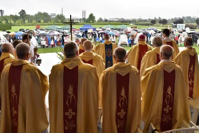 W niedzielę 29 sierpnia 2021 r. w Parku Papieskim w Rzeszowie odbyły się Dożynki Diecezjalne. Mimo deszczowej pogody do Parku Papieskiego przyjechało 57 delegacji z parafii diecezji rzeszowskiej z 65 wieńcami. Tegoroczną obsługę dożynek, w tym przygotowanie liturgii, zapewnili wierni i duszpasterze z dekanatu Rzeszów Wschód. Przed Mszą św. członkowie Stowarzyszenia Przyjaciół Ziemi Słocińskiej zaprezentowali program słowno-muzyczny. Podczas Mszy św. wystąpił chór z parafii św. Rocha w Rzeszowie pod dyrekcją Krzysztofa Husa oraz Gminna Orkiestra Dęta z Krasnego. Przed rozpoczęciem Mszy św. ks. Jerzy Uchman, diecezjalny duszpasterz rolników, przywitał przybyłych do Rzeszowa rolników, ogrodników, sadowników i pszczelarzy, wśród nich starostów dożynek: Marka Leśniewskiego i Teresę Kilar z parafii św. Rocha w Rzeszowie. Mszy św. przewodniczył bp Jan Wątroba. W koncelebrze uczestniczył bp Kazimierz Górny, ks. Wiesław Szurek oraz blisko dwudziestu księży. W długiej procesji z darami do ołtarza podeszły delegacje wszystkich obecnych parafii przynosząc chleby, wino, miód i owoce. Na zakończenie liturgii Biskup Rzeszowski pobłogosławił przyniesione płody ziemi. Po błogosławieństwie poszczególne delegacje, przedstawiane przez ks. Rafała Flaka, dyrektora Wydziału Duszpasterskiego Kurii Diecezjalnej w Rzeszowie, zaprezentowały swoje wieńce.  Fot. ks. Tomasz Nowak