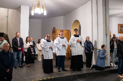 Ponad 100 lat temu, w roku 1917 r. w Fatimie, Matka Boża każdego 13. dnia miesiąca od maja do października objawiała się trójce dzieci: Łucji, Hiacyncie i Franciszkowi. Prosiła ich wówczas o odmawianie modlitwy różańcowej w intencji pokoju na świecie i nawrócenia grzeszników. Wzorem tych wydarzeń w wielu parafiach w Polsce i na świecie prowadzone są nabożeństwa fatimskie. Nie inaczej jest w rzeszowskiej katedrze, gdzie 13 października zakończono cykl tegorocznych spotkań modlitewnych przy figurze Pani Fatimskiej. Wieczór fatimski rozpoczął się o godz. 18:40 odczytaniem próśb i podziękowań do Matki Bożej Fatimskiej. Wcześniej wierni mogli skorzystać z sakramentu pokuty. O godz. 19:00 odprawiono uroczystą Mszę Świętą, której przewodniczył ks. Andrzej Szpaczyński – ojciec duchowny w Wyższym Seminarium Duchownym w Rzeszowie. Wygłosił on także homilię, w której nawiązał do liturgii słowa z dnia, przyrównując ją do myślenia współczesnego człowieka. „Jezus mówi do nas «Kto nie jest ze mną, jest przeciwko mnie». Można pomyśleć: jestem teraz w kościele, modlę się, spowiadam, przyjmuję sakramenty, ale czy rzeczywiście jestem z Jezusem czy tylko z Nim bywam? Czy jestem w Jego obecności cały czas czy jedynie bywam z Nim przez pewne chwile w ciągu dnia? Być z Jezusem to być po Jego stronie, mieć podobne myślenie, jak On, które przejawia się w czynach, podejmowanych decyzjach, a także w patrzeniu na drugiego. To wiara jest filtrem, który pozwala zobaczyć w drugim człowieku nie przeciwnika, ale brata – nawet jeśli jest on inny lub myśli inaczej. Wiara może pomagać wchodzić z nim w relację. Warto zadać sobie pytanie: czy mam w sobie ten filtr, ten sposób patrzenia, dzięki któremu jestem po stronie Jezusa?”. Następnie celebrans przywołał wydarzenia z portugalskiego miasteczka: „Choć nie jesteśmy świadkami cudu słońca, który zobaczył dziesięciotysięczny tłum 13 października 1917 w Fatimie, to słyszymy dzisiaj wezwanie do nawrócenia i pokuty. Każdy z nas jest wezwany, by się nawracać. Być może nawróceniu powinno ulec nasze spojrzenie na innych, by zobaczyć w nich dobro, a na świat patrzeć z wiarą”. Mszę Świętą koncelebrowali ks. Bogusław Babiarz – dyrektor administracyjny WSD w Rzeszowie, ks. Krzysztof Gołąbek – proboszcz parafii katedralnej oraz ks. Michał Rurak – katedralny wikariusz. Posługę w czasie liturgii pełnili alumni rzeszowskiego seminarium, którzy wraz z diakonem Łukaszem prowadzili także modlitwę różańcową z rozważaniami opartymi o historię błogosławionej rodziny Ulmów. Korzystając z ciepłej, jesiennej pogody po zakończonej Mszy Świętej odbyła się procesja na placu przed świątynią z figurą Pani Fatimskiej. Wierni z świecami w rękach zawierzali siebie, swoje rodziny i wszelkie troski w modlitwie różańcowej. Duchowo łączyli się z nimi słuchacze katolickiego radia VIA, które transmitowało całe nabożeństwo. Przed wyśpiewaniem Apelu Jasnogórskiego ks. Krzysztof, proboszcz parafii katedralnej, podsumował tegoroczne nabożeństwa fatimskie, dziękując wiernym za uczestnictwo w uwielbieniu Boga za przyczyną Pani Fatimskiej. W sposób szczególny podziękowania skierował do braci alumnów z roku propedeutycznego, życząc, aby modlitwa przy figurze Matki Bożej z Fatimy umacniała rozeznawanie drogi ich powołania. Wyrazy wdzięczności popłynęły w stronę kapłanów z dekanatu Rzeszów-Katedra, sióstr zakonnych, orkiestry pod batutą Tadeusza Cielaka, która uświetniała każde z tegorocznych nabożeństw oraz słuchaczy katolickiego radia VIA. Do godz. 22:00 w świątyni trwała adoracja Najświętszego Sakramentu, w której wierni licznie uczestniczyli. Od listopada do kwietnia 13. dnia miesiąca w świątyni katedralnej prowadzona jest modlitwa różańcowa przy figurze Matki Bożej Fatimskiej o godz. 17:30. Niech wezwanie Maryi do codziennej modlitwy różańcowej przyświeca nam nie tylko w październiku i przy okazji nabożeństw fatimskich, ale każdego dnia. 
tekst: Angelika Karnasiewicz 
fot. Jola Warchoł