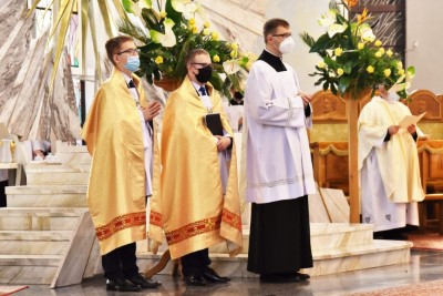 1 kwietnia 2021 r., w Wielki Czwartek, w naszej Katedrze została odprawiona Msza Krzyżma. Eucharystii przewodniczył bp Jan Wątroba. W koncelebrze uczestniczył bp Kazimierz Górny, bp Edward Białogłowski oraz 50 księży – z powodu ograniczeń związanych ze stanem epidemii byli to tylko przedstawiciele duchowieństwa diecezji rzeszowskiej. Do katedry nie przyjechała Liturgiczna Służba Ołtarza i schole. Po Komunii św. bp Jan Wątroba poświęcił olej krzyżma, który jest używany m.in. podczas udzielania sakramentu chrztu, bierzmowania i święceń kapłańskich. Wcześniej biskup pobłogosławił olej chorych i olej katechumenów.  Przed błogosławieństwem ks. Waldemar Dopart, proboszcz parafii św. Józefa na osiedlu Staromieście w Rzeszowie, w imieniu wszystkich kapłanów złożył biskupom świąteczne życzenia.  Na zakończenie Mszy Świętej Biskup Rzeszowski ogłosił nominację ks. Pawła Synosia, delegata biskupa ds. formacji stałej kapłanów na wikariusza biskupiego ds. formacji stałej kapłanów diecezji rzeszowskiej.  fot. ks. Tomasz Nowak